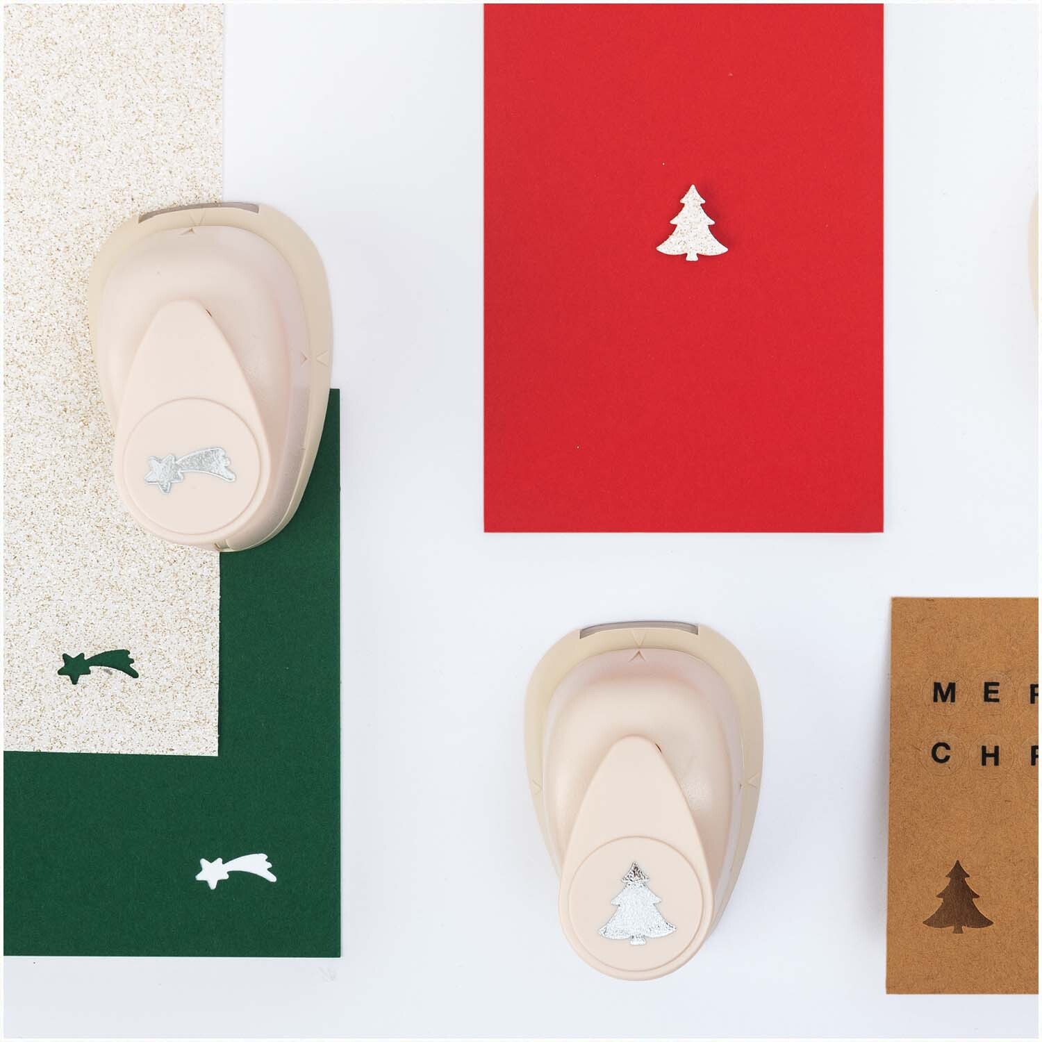 Paper Poetry Stanzer Tanne 1,6cm von Rico Design Paper Poetry Stanzer Tanne 1,6cm stanzt Tannenbaumformen aus Papier. Ideal für kreative Weihnachtskarten.