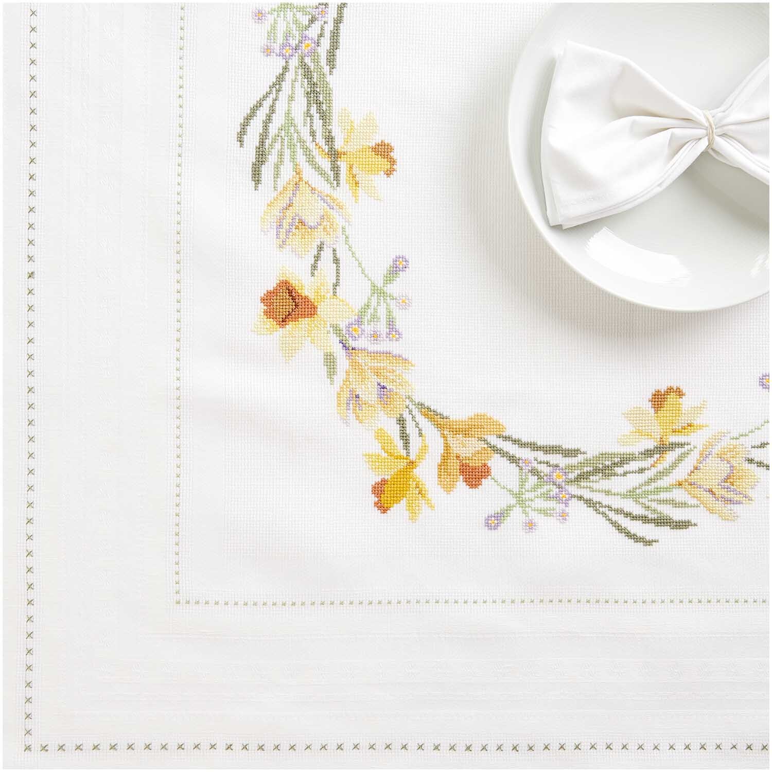 Paquet de broderie nappe couronne de printemps 90x90cm from Rico Design Stickpackung Tischdecke Frühlingskranz von Rico Design zeigt zarte Blumenstickerei auf weißem Stoff, ideal für Frühlingsdekorationen.