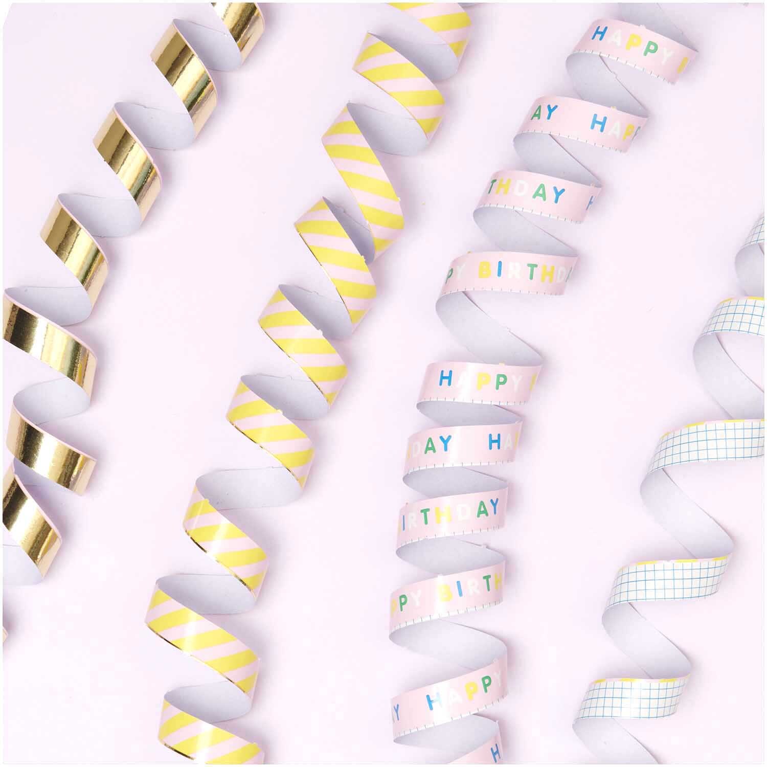 Banderoles Happy Birthday 3,8m from Rico Design Luftschlangen Happy Birthday 3,8m von Rico Design auf rosa Hintergrund, in Gold, Gelb und Pastellfarben.