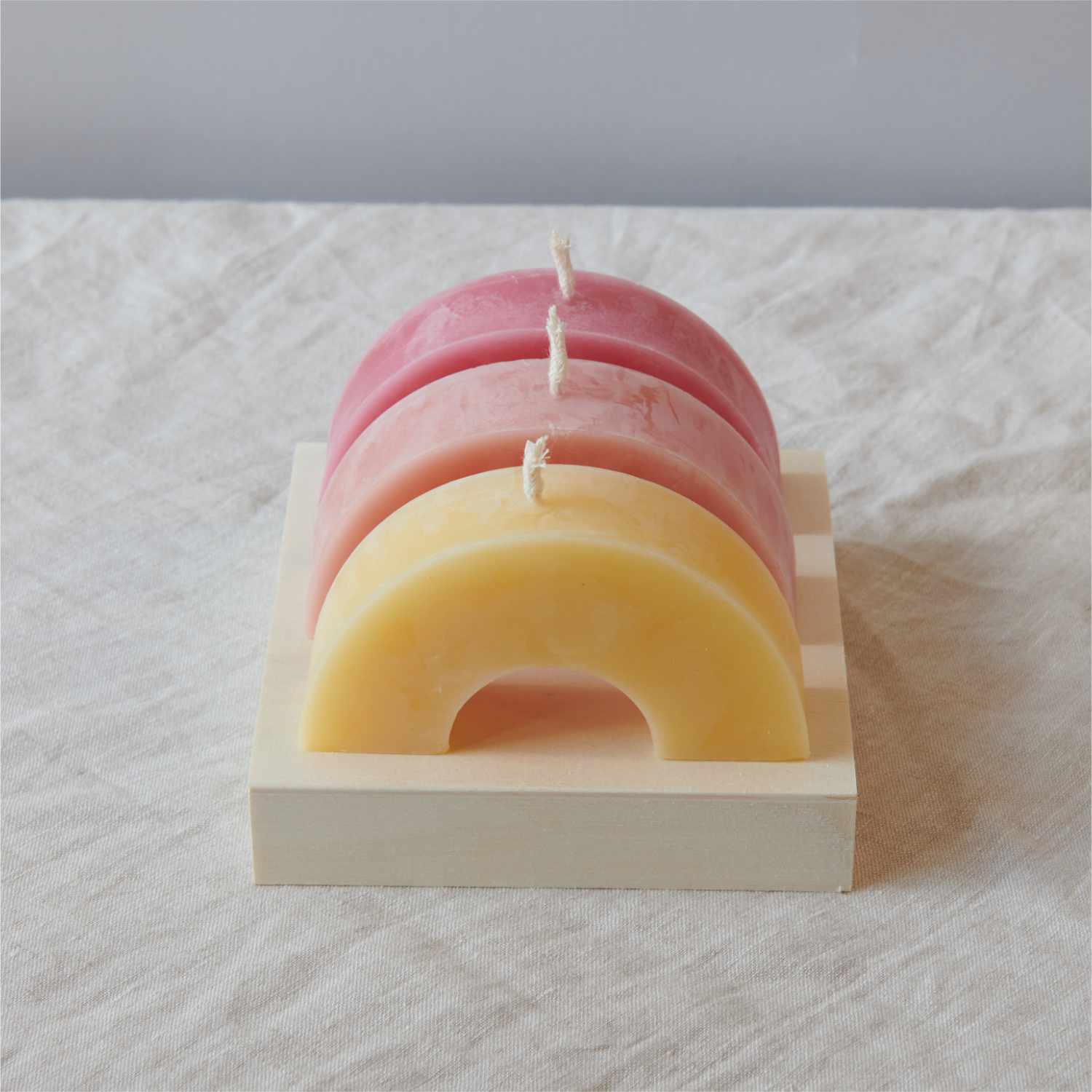 Kerzengießform flach Regenbogen 118x69x30mm von Rico Design Kerzengießform flach Regenbogen von Rico Design, zeigt bunte, halbkreisförmige Kerzen auf Stoff.