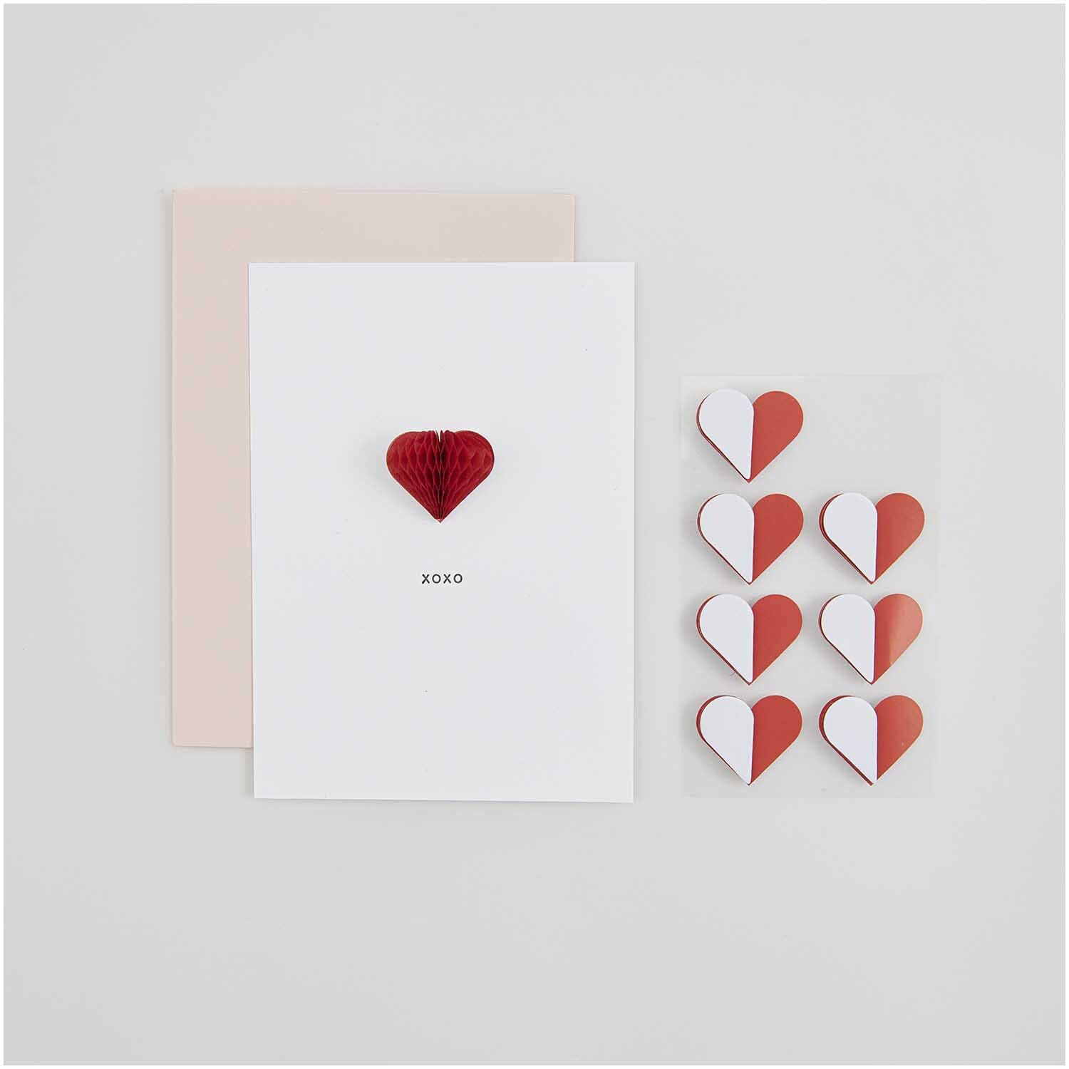 Paper Poetry Wabenpapiersticker Herzen 1 Blatt Farbe Rot von Rico Design Paper Poetry Wabenpapiersticker Herzen 1 Blatt zeigt rote und weiße Herzsticker auf Karten.