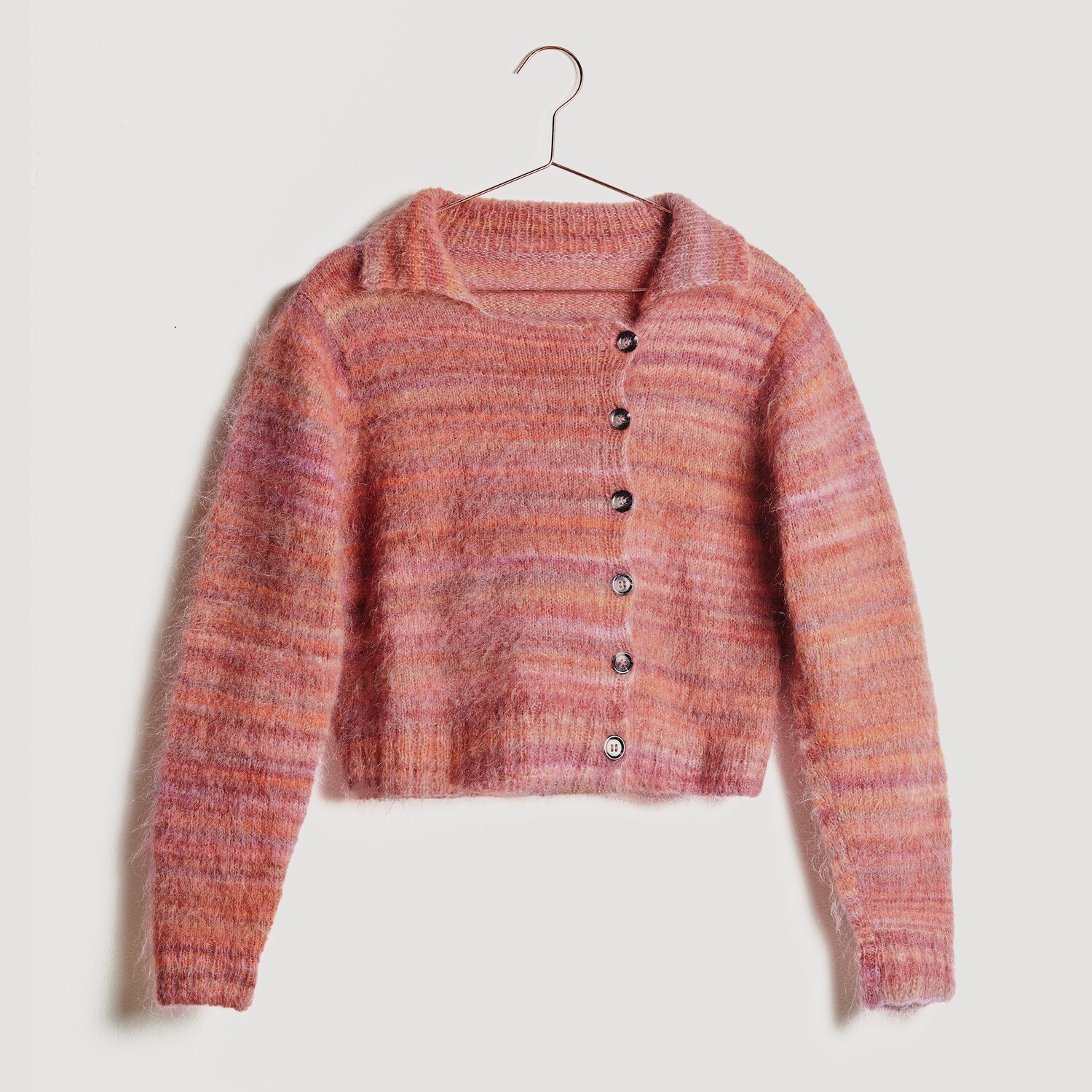 Fashion Meri Mohair Print 50g 275m Farbe Happy Sunrise von Rico Design Rosa gestreifte Strickjacke mit Knöpfen, Modell Legeware. Die Jacke hat einen Kragen und ist aus weichem Material gefertigt. Perfekt für kühle Tage und stilvolle Outfits.