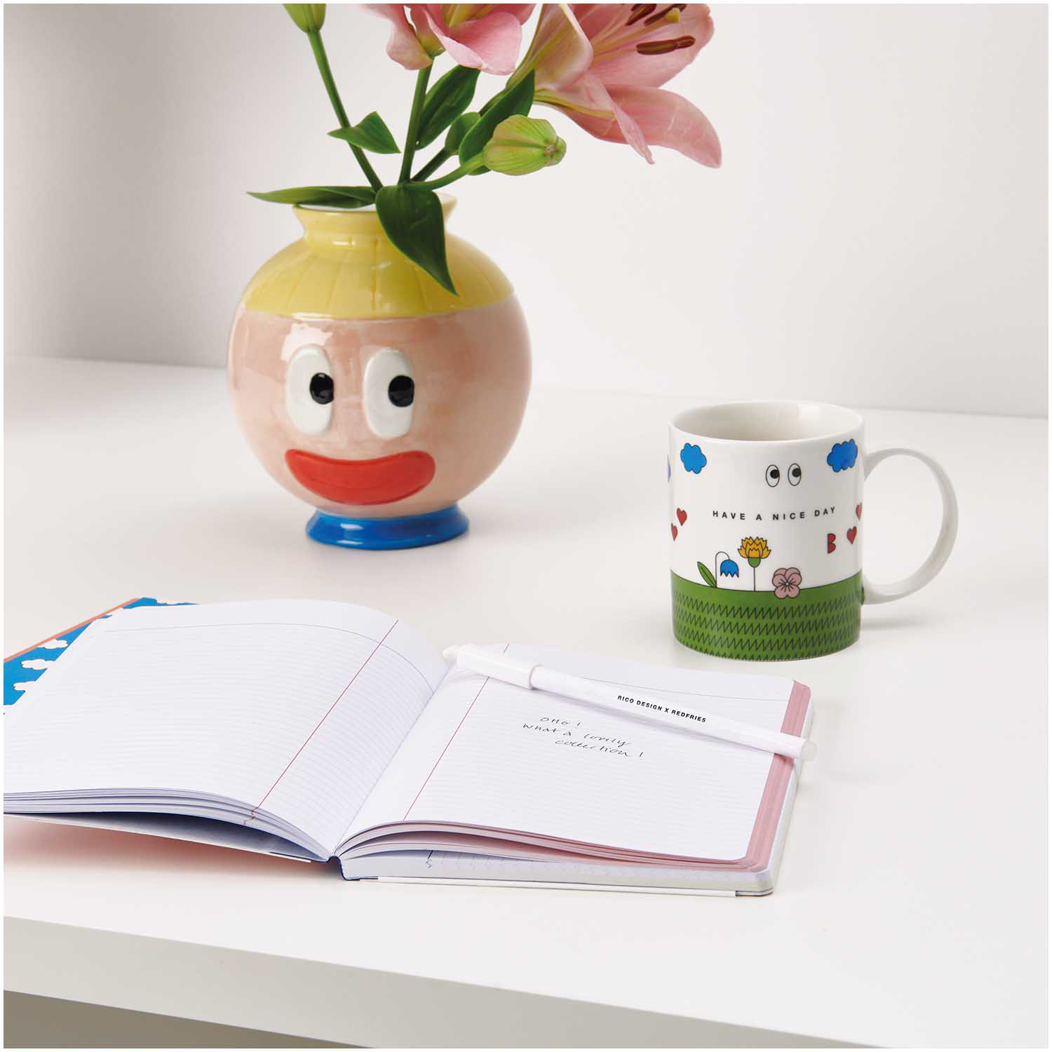 Rico Design x Redfries Keramik Vase Eye Candy Größe 16cm von Rico Design Rico Design x Redfries Keramik Vase Eye Candy mit frischen Blumen neben einer Tasse und einem Notizbuch auf einem Tisch.