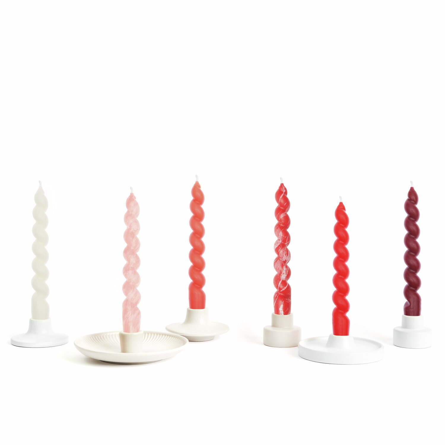 Bougie spirale marbrée 2,4x18,5cm Couleur Rouge/Blanc from Rico Design Spiralkerze marmoriert 2,4x18,5cm in Rot und Weiß, präsentiert in stilvollen Kerzenhaltern.
