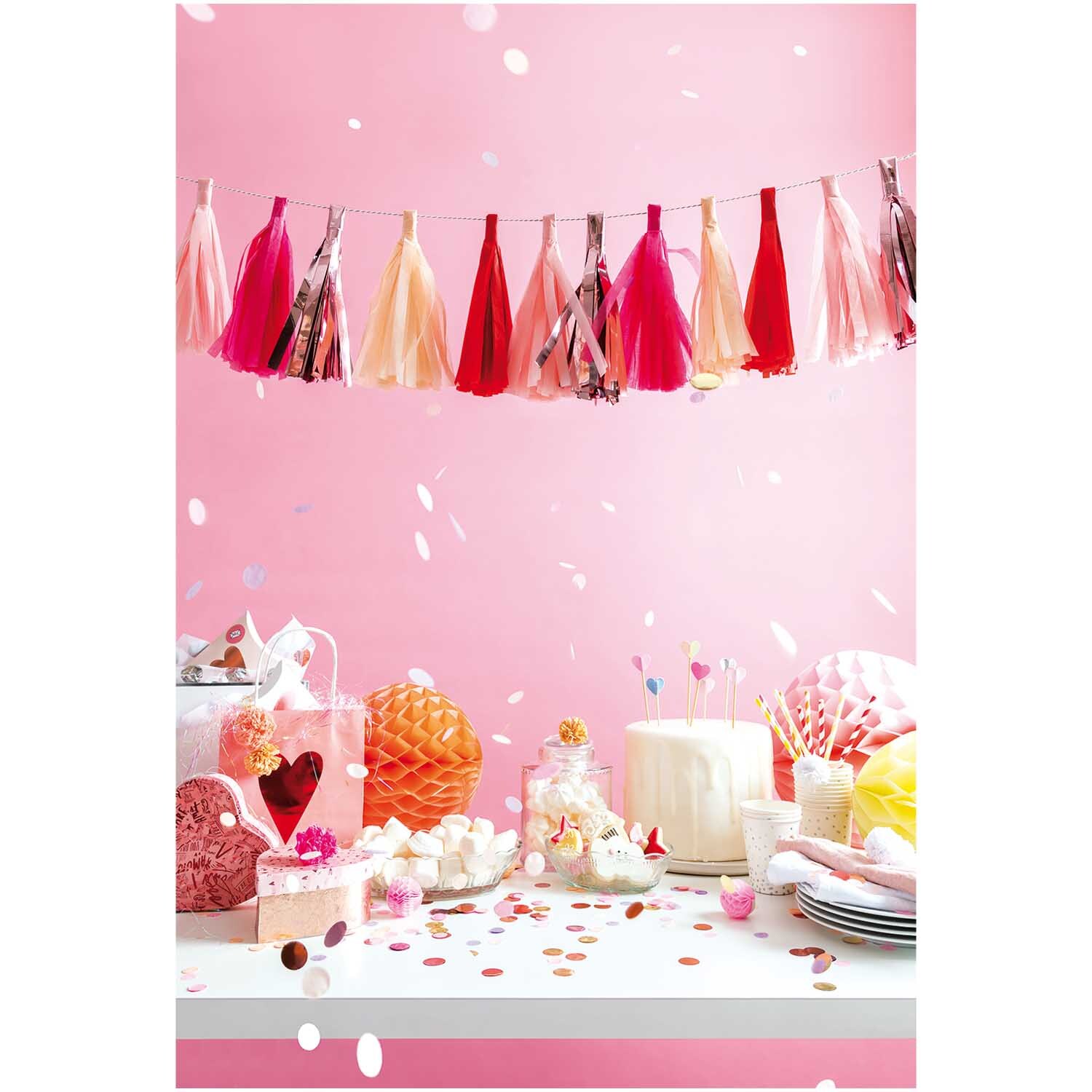 Quasten-Girlande 2m 12 Quasten Farbe Rosa von Rico Design Quasten-Girlande 2m 12 Quasten in Rosa von Rico Design, dekoriert über einem festlichen Tisch mit Partyzubehör.