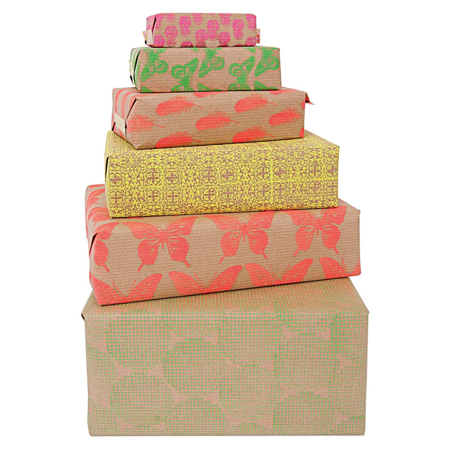 Paper Poetry Packpapier braun 70x200cm 80g/m² gerollt von Rico Design Paper Poetry Packpapier zeigt bunte, gemusterte Geschenke in verschiedenen Größen, gestapelt.