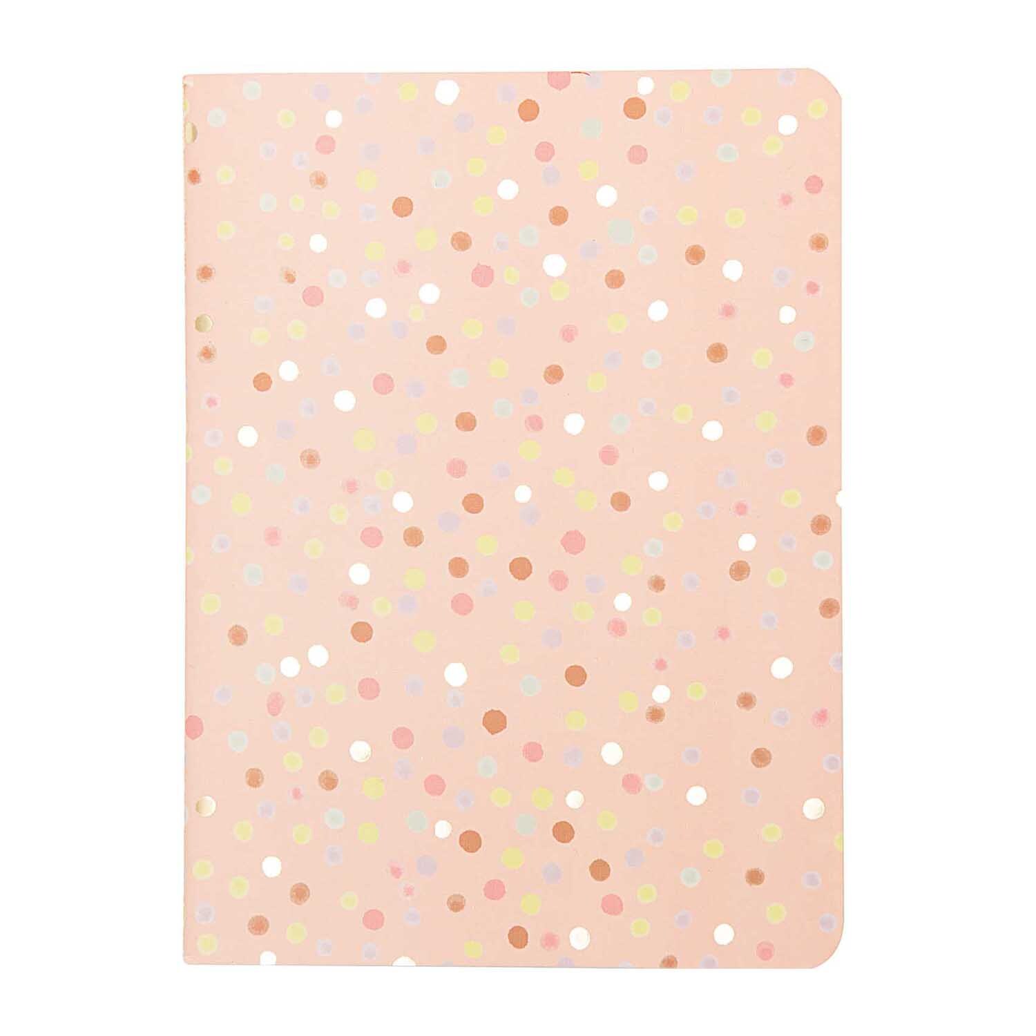 Paper Poetry Notizbücher Crafted Nature rosa A6 40 Seiten 2 Stück von Rico Design Paper Poetry Notizbücher mit gepunktetem Muster in Rosa, A6-Format, 40 Seiten, 2er-Set. Ideal für kreative Notizen.