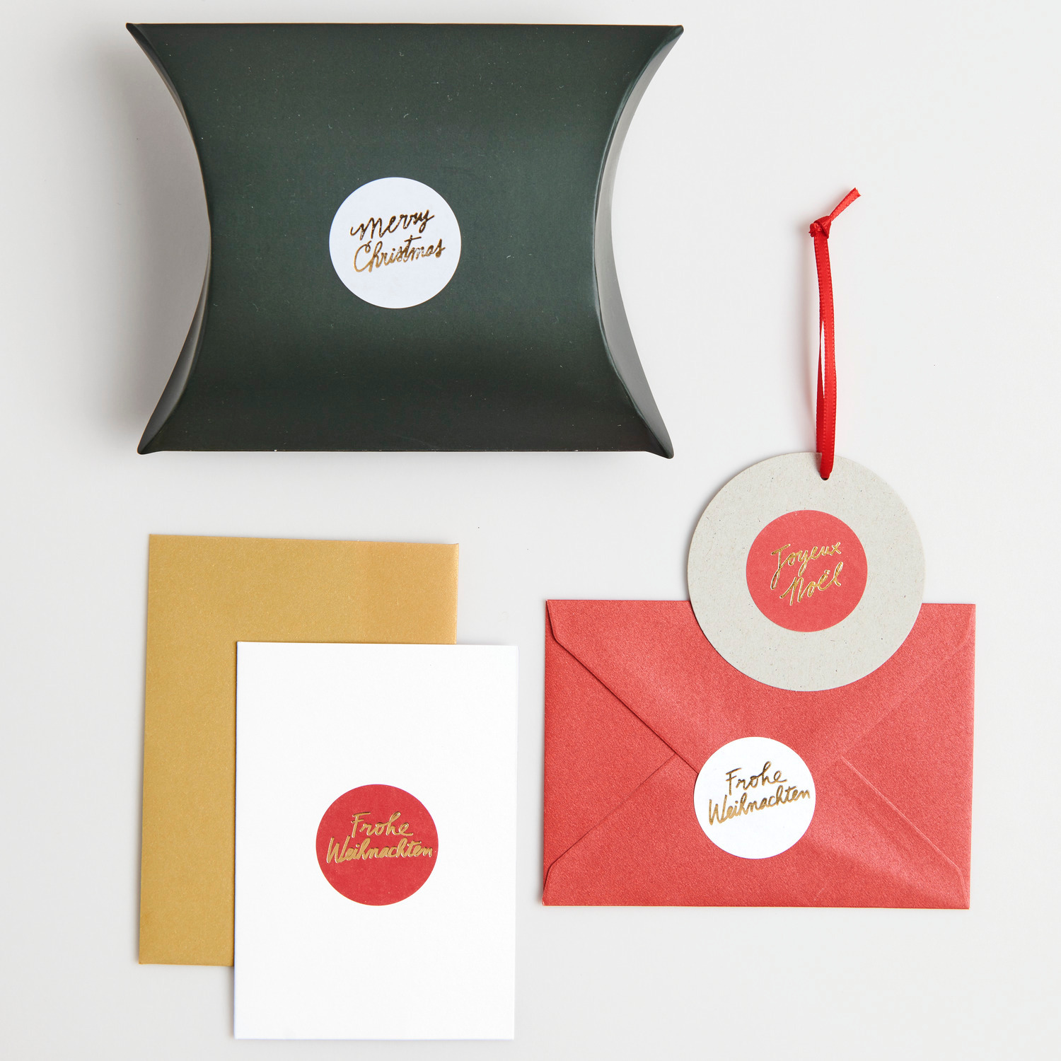 Paper Poetry Papiersticker Merry Christmas 3 Blatt von Rico Design Paper Poetry Papiersticker Merry Christmas: Festliche Sticker auf Karten und Umschlägen in Rot und Gold, ideal für Weihnachtsgeschenke.