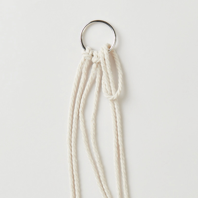 Set de macramé porte-clés 3 pièces from Rico Design Makramee Set Schlüsselanhänger, 3 Stück, mit weißem Garn und Metallring, ideal für DIY-Projekte.