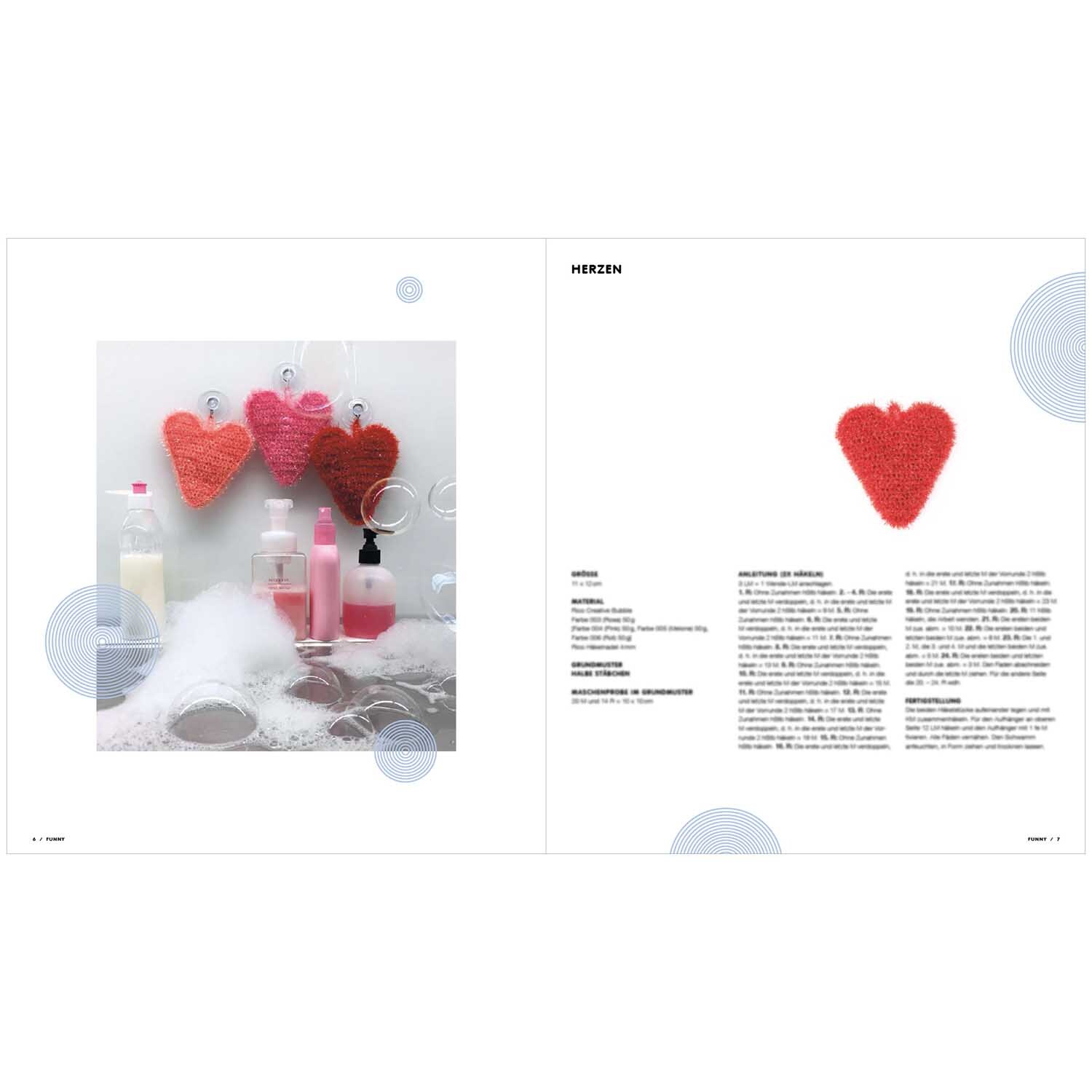 Creative Bubble Funny - Herzförmige Spülschwämme in Rot und Rosa von Rico Design, dekorativ neben Seifenflaschen arrangiert.