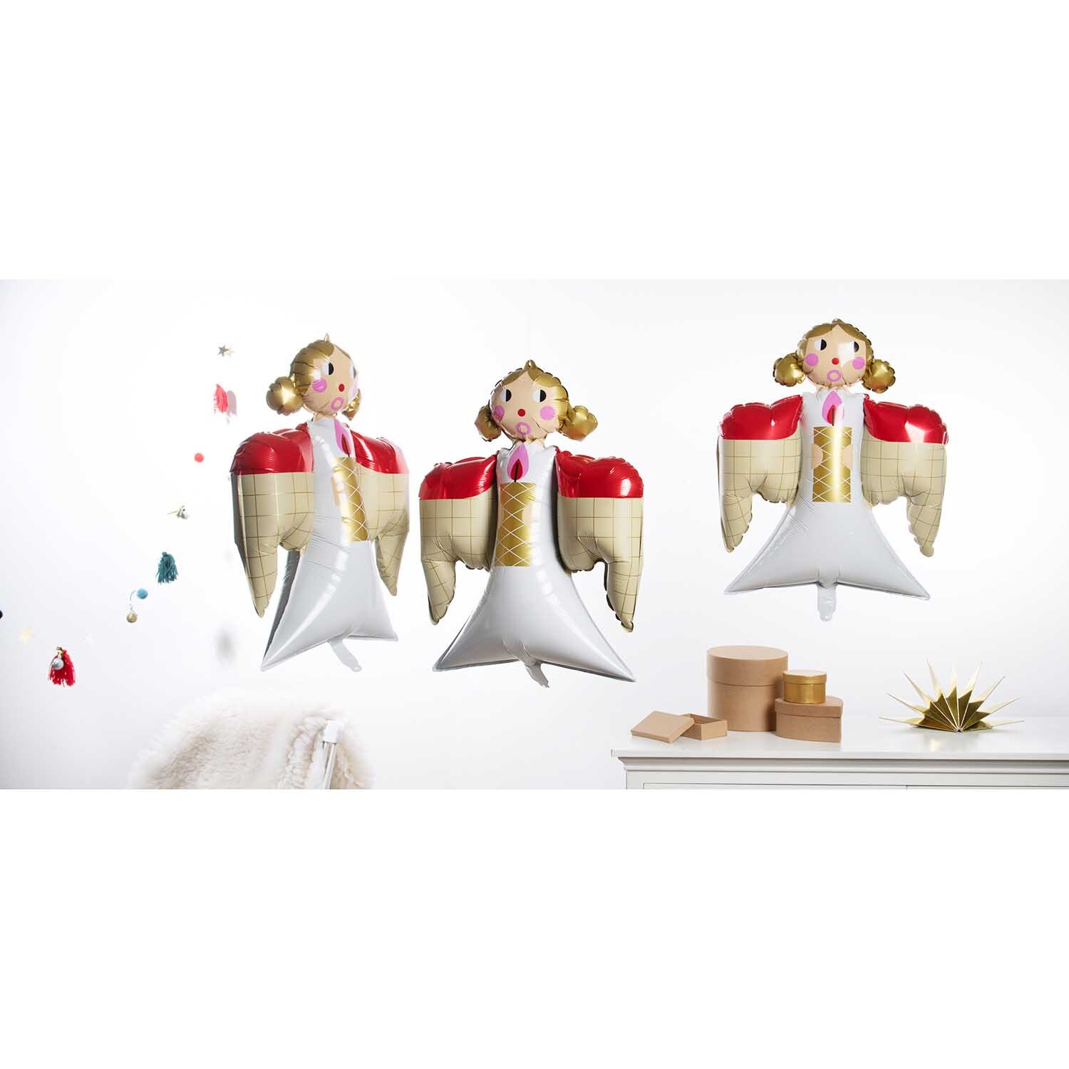 Folienballon Weihnachten Engel 57,5x67cm von Rico Design Folienballon Weihnachten Engel von Rico Design zeigt drei Engelballons mit roten und goldenen Details. Perfekt für festliche Dekorationen.