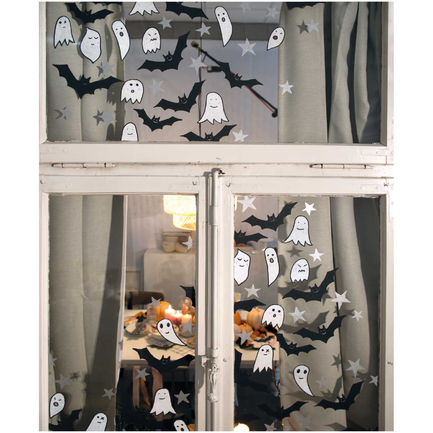 Vorlagenmappe Halloween Fenster- und Glasmalerei mit Kreidestiften von Rico Design Vorlagenmappe Halloween Fenster- und Glasmalerei zeigt Geister und Fledermäuse auf einem Fenster.