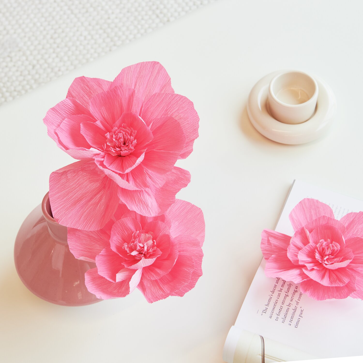 Krepppapier Blüten in leuchtendem Neonpink von Rico Design, ideal für kreative Bastelprojekte.