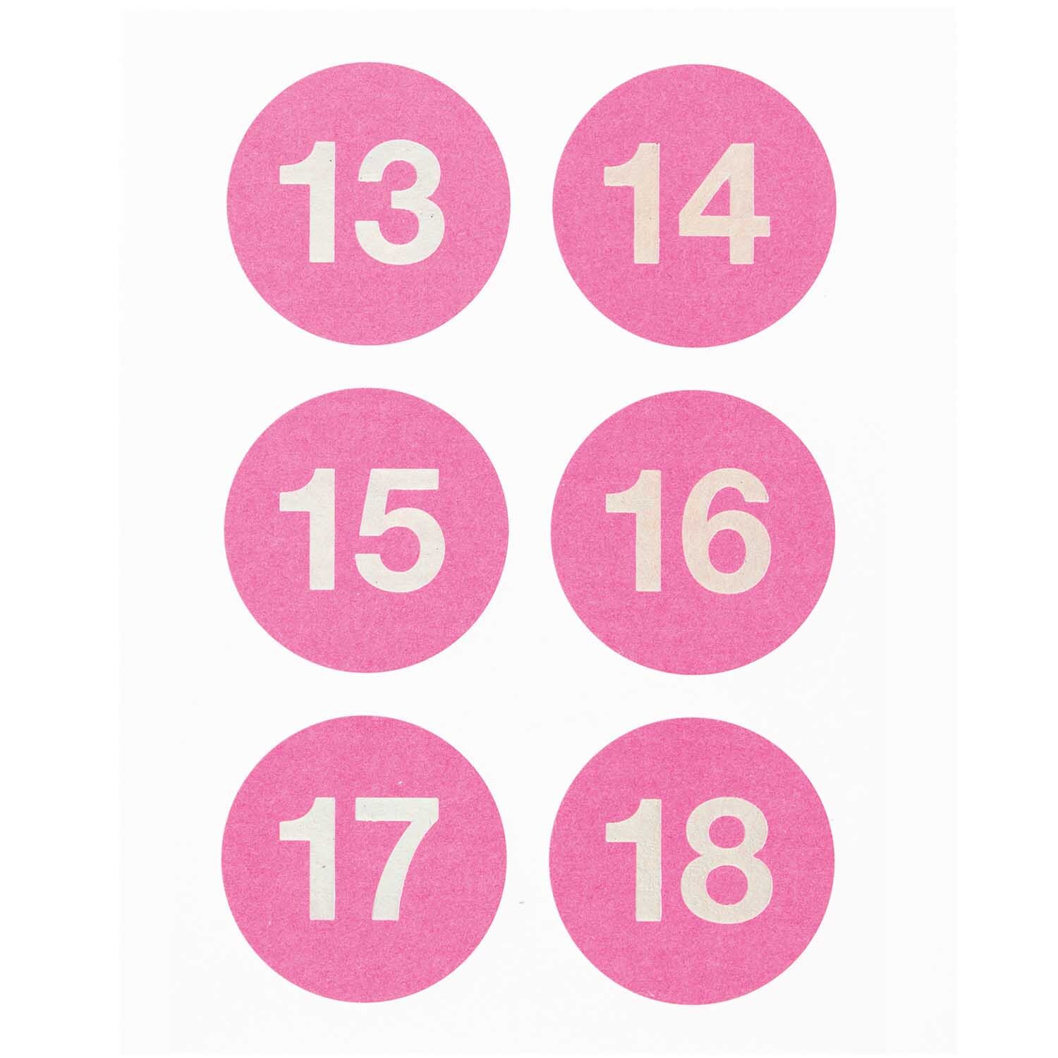 Paper Poetry Adventskalender Sticker Zahlen 1-24: Sechs pinke Sticker mit weißen Zahlen von 13 bis 18, von Rico Design.