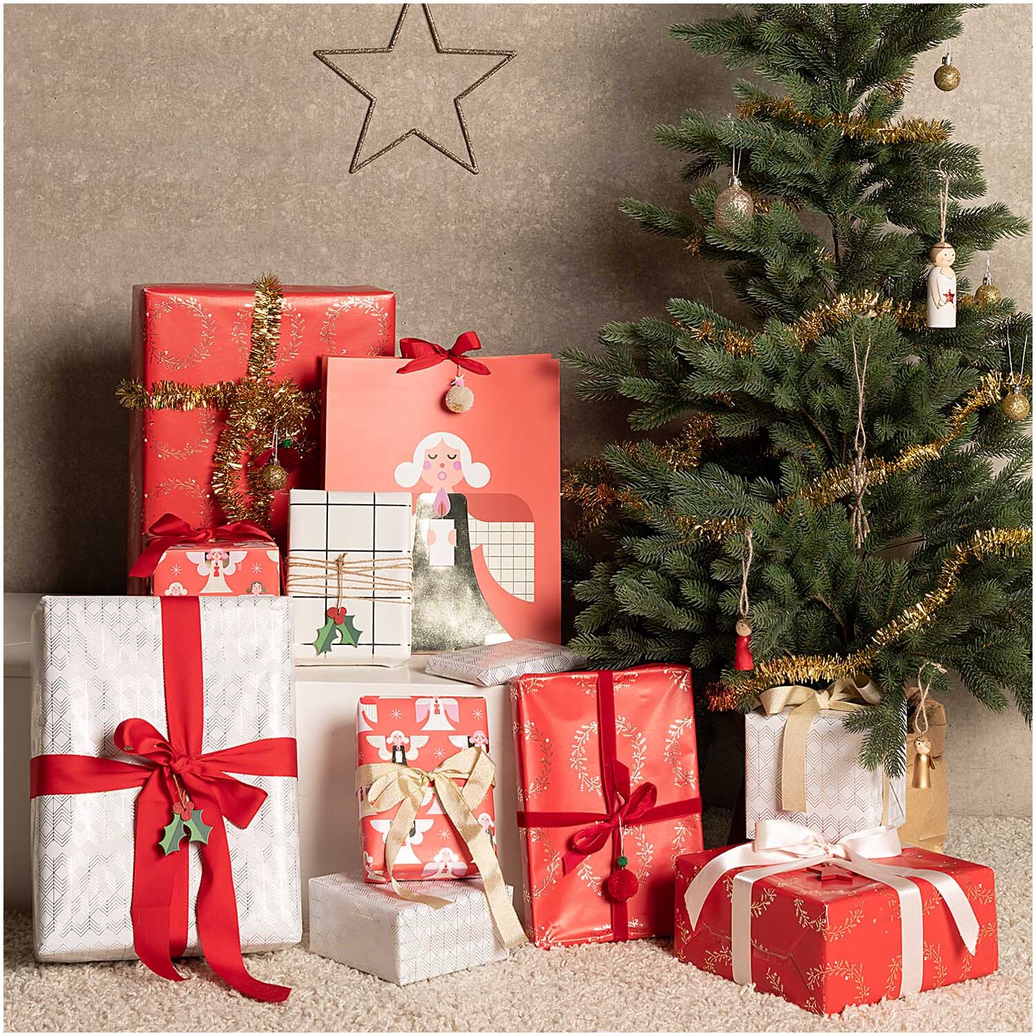 Paper Poetry Geschenktüte Engel rot 26x32x12cm von Rico Design Paper Poetry Geschenktüte Engel in festlicher Szene mit Weihnachtsbaum und Geschenken dekoriert.