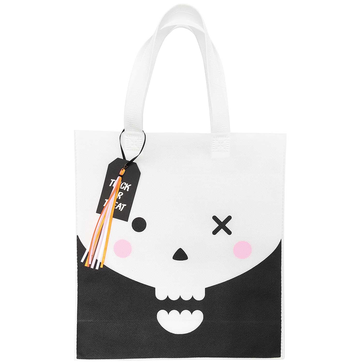 Paper Poetry Geschenktüte mit Totenschädel-Design, 28x30cm, von Rico Design. Weiße Tasche mit schwarzem Totenkopf und rosa Wangen.