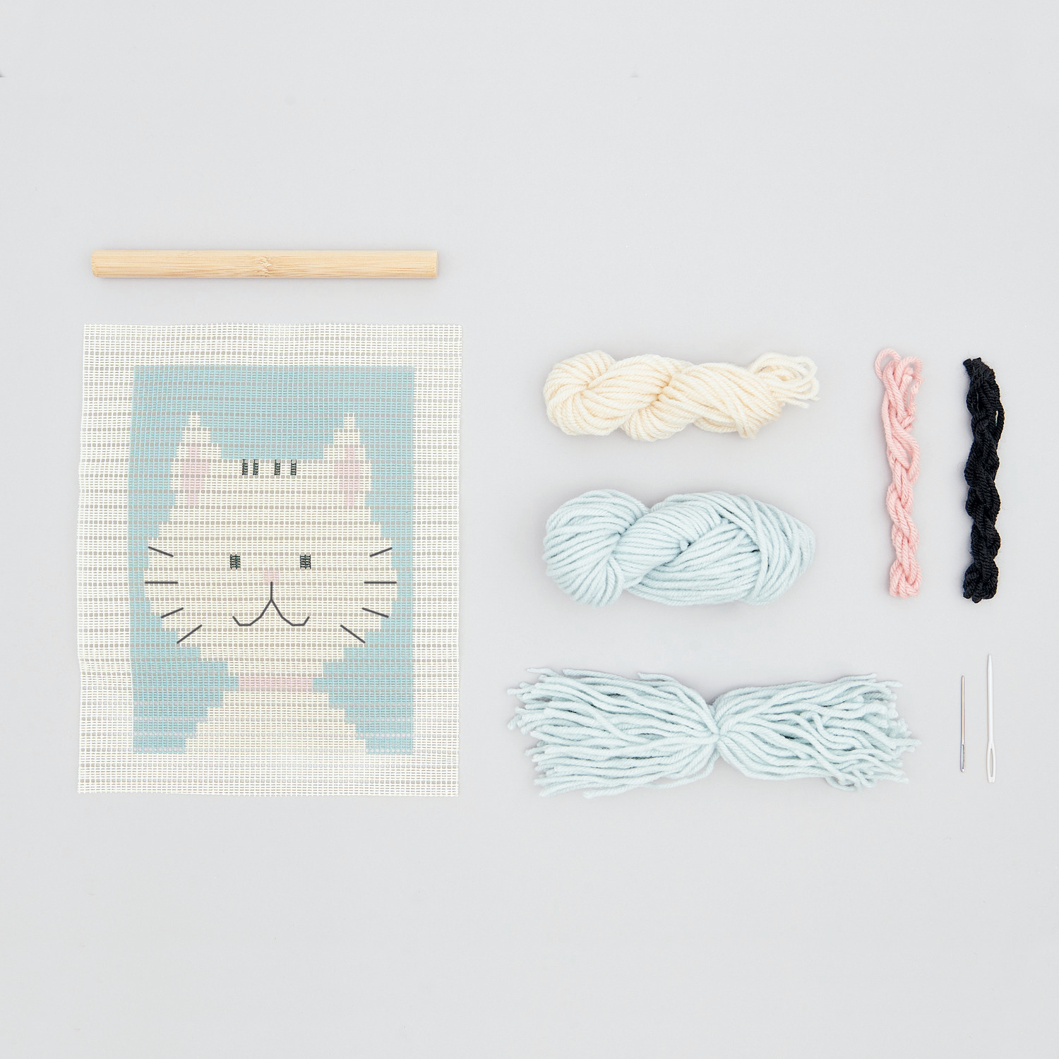 Kit de broderie Longstitch chat 18x30cm from Rico Design Longstitch Stickpackung Katze zeigt ein Katzenmotiv mit Garnen in Pastellfarben und Stickzubehör. Ideal für kreative Projekte.