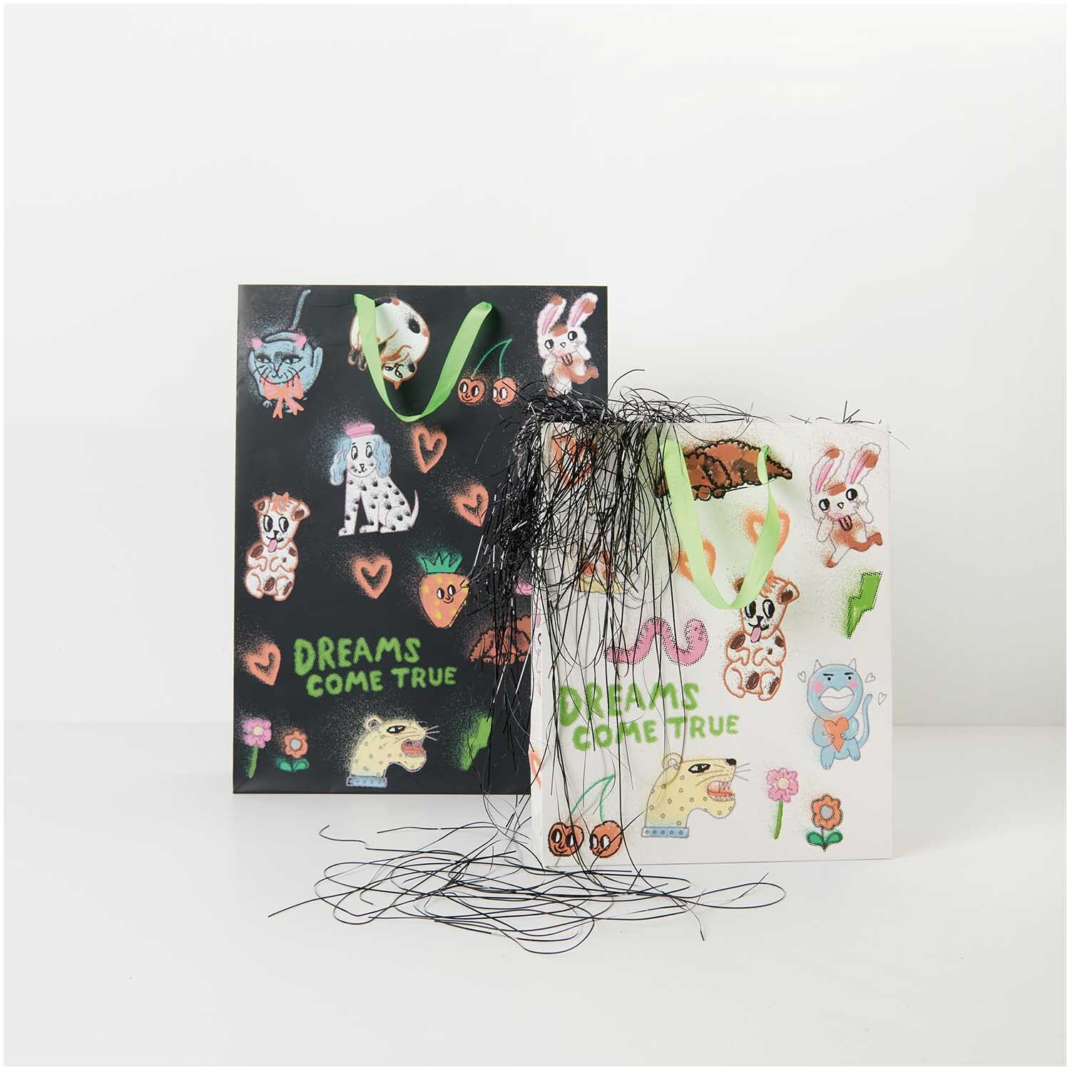 Paper Poetry Geschenktüte Airbrush mit bunten Tiermotiven und dem Schriftzug "Dreams Come True". Ideal für kreative Geschenkverpackungen.