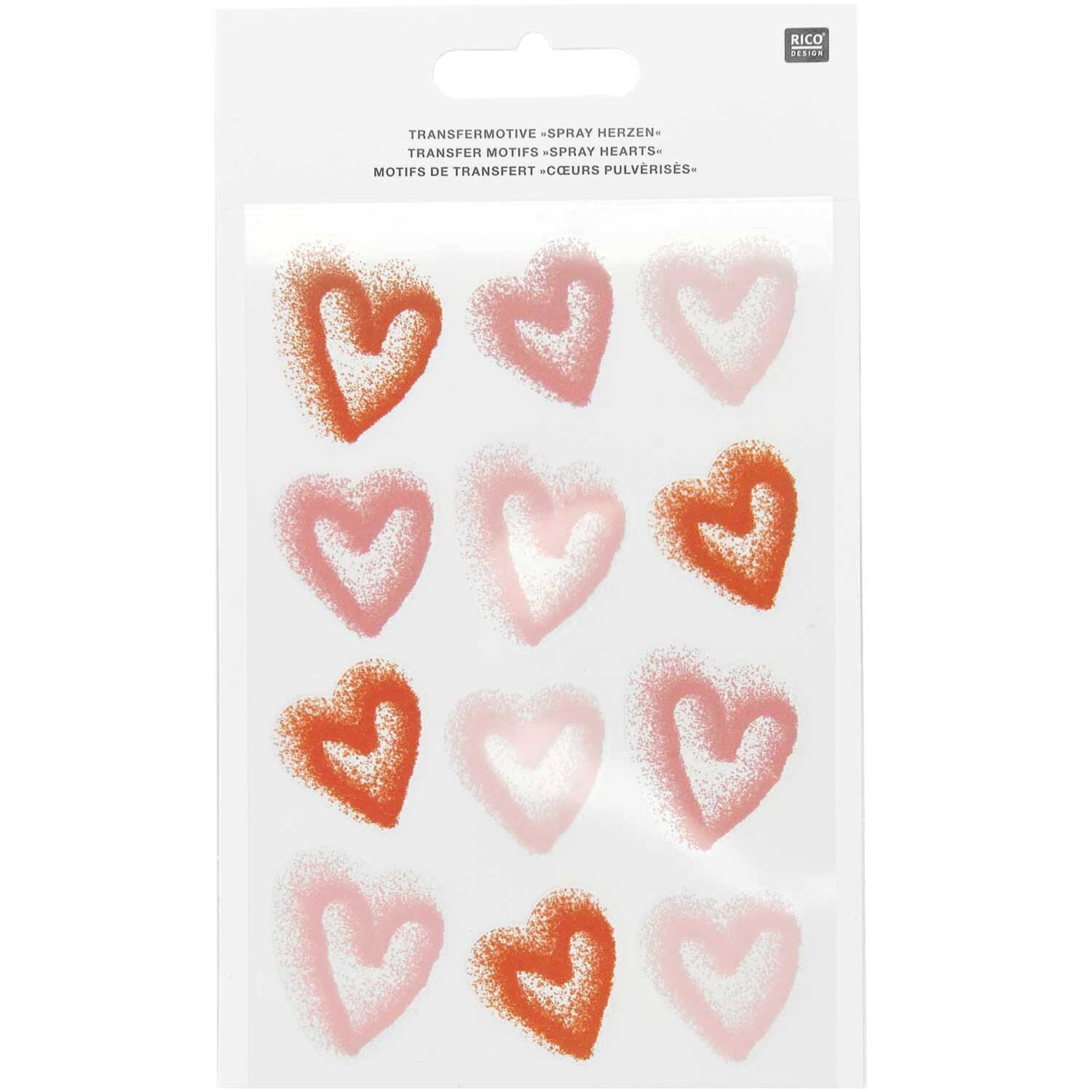 Transfermotiv Spray Herzen: Zwölf herzförmige Motive in Rot und Rosa von Rico Design auf weißem Hintergrund.