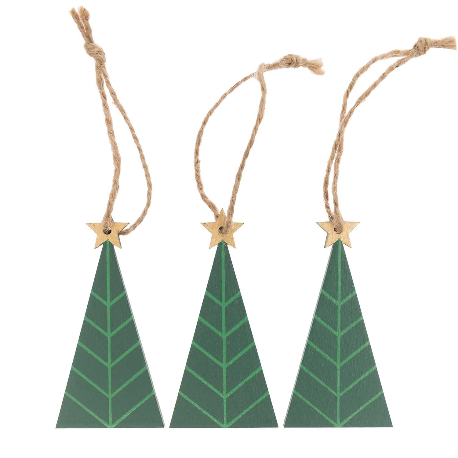 Holzhänger Tannenbaum: Drei grüne, dreieckige Holzanhänger mit Sternen und Juteschnur von Rico Design.