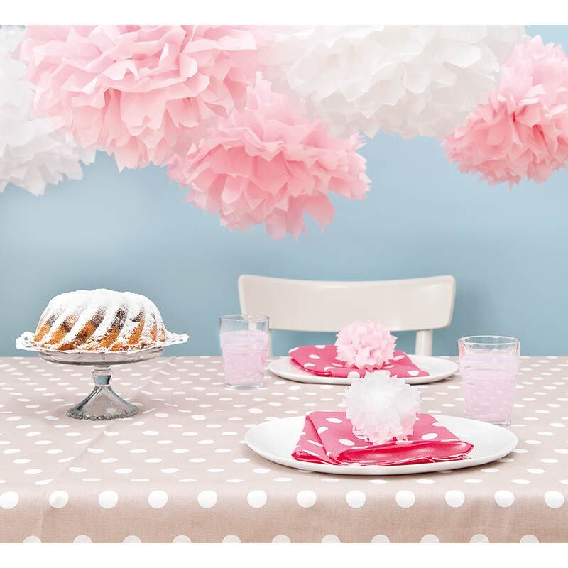 Seidenpapier Pompons 17g/m² 3 Stück Farbe Weiß von Rico Design Seidenpapier Pompons 17g/m² 3 Stück von Rico Design dekorieren einen Tisch mit rosa und weißen Pompons über einer gepunkteten Tischdecke.