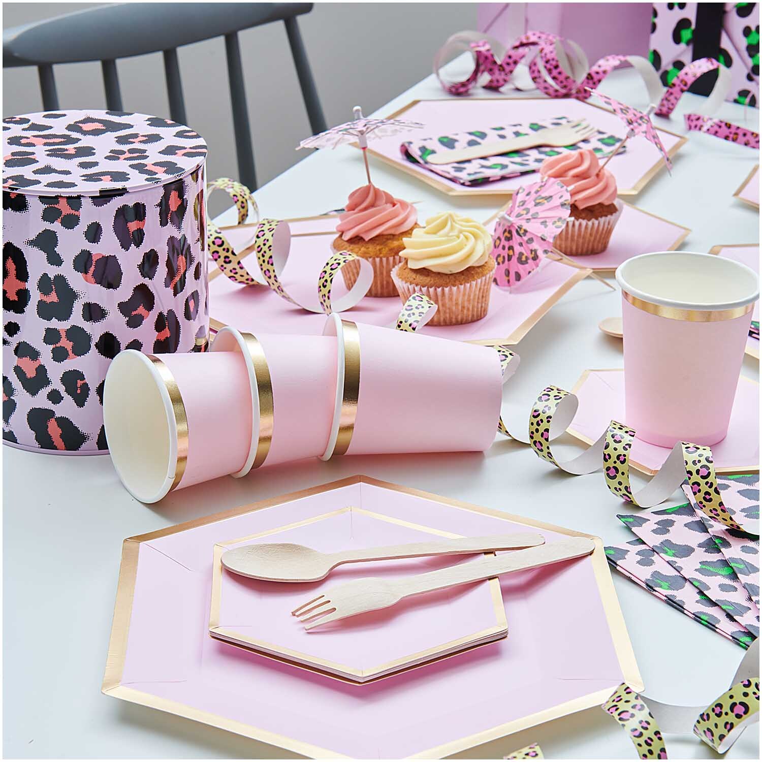 Keksdose Acid Leo 13,6x15,1cm Farbe Rosa von Rico Design Keksdose Acid Leo 13,6x15,1cm von Rico Design auf einem Tisch mit rosa Partygeschirr und Cupcakes.