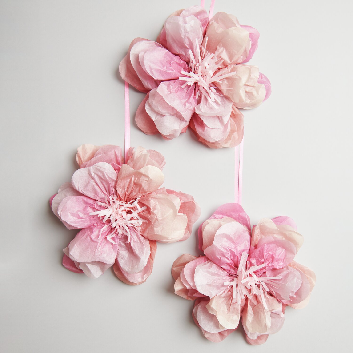 Seidenpapierblumen Wildrose Rosa: Drei zarte Papierblumen in Rosa von Rico Design, dekorativ aufgehängt.