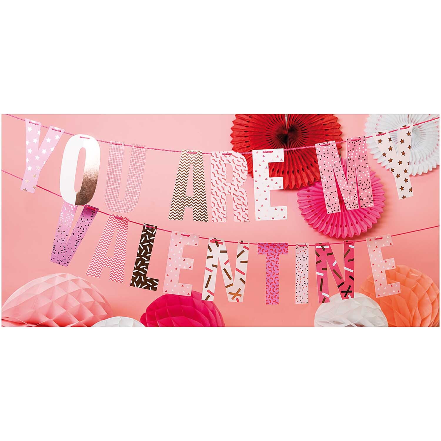 Paper Poetry Girlande You are my valentine 3m von Rico Design Paper Poetry Girlande "You are my valentine" in Rosa- und Rottönen, dekoriert mit Papierblumen von Rico Design.