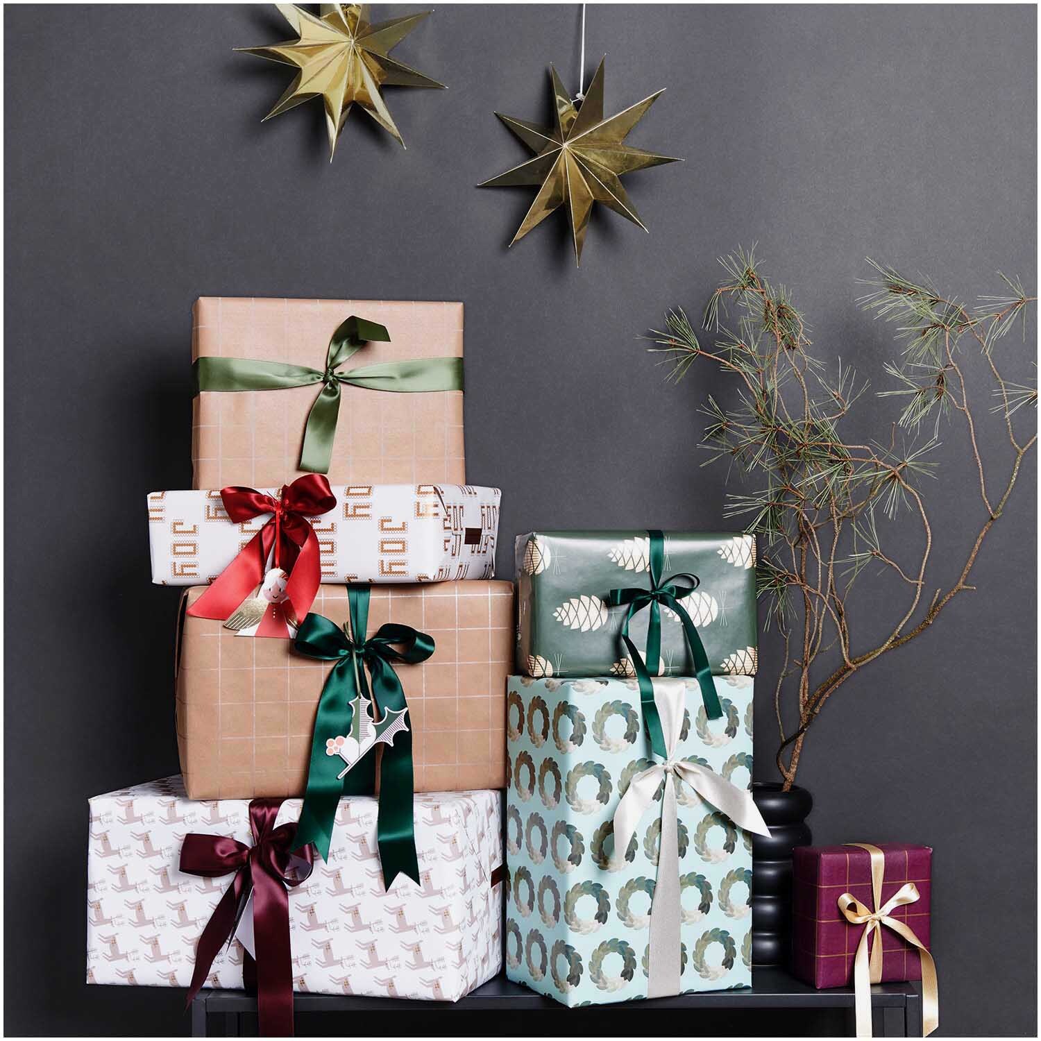 Paper Poetry Geschenkpapier Raster Kraftpapier grün 70cm 2m 70g/m² von Rico Design Paper Poetry Geschenkpapier zeigt elegant verpackte Geschenke in verschiedenen Mustern und Farben.