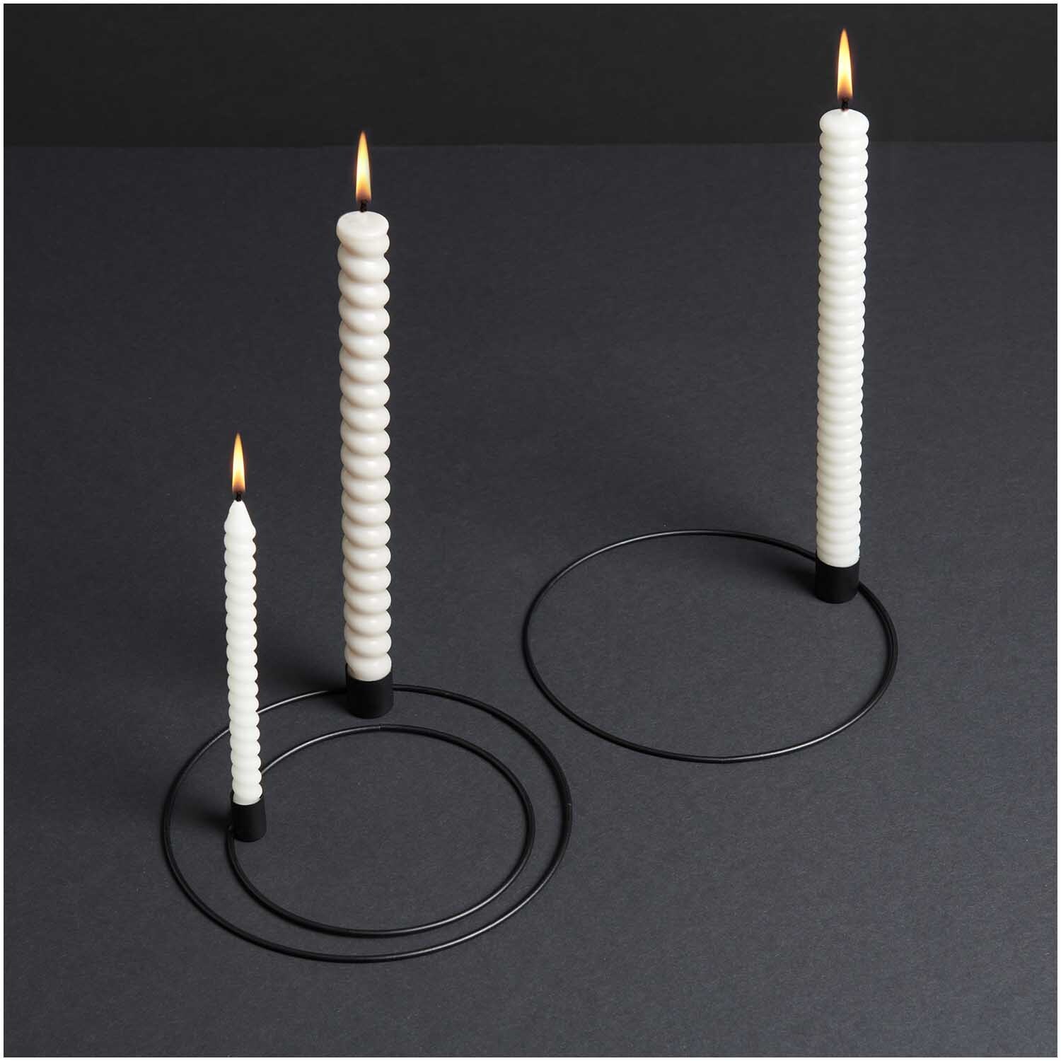 Metallring mit Kerzenhalter Ø 20cm Farbe Schwarz Matt von Rico Design Metallring mit Kerzenhalter Ø 20cm, Schwarz Matt, von Rico Design, präsentiert zwei weiße Kerzen auf einem eleganten, minimalistischen Design.