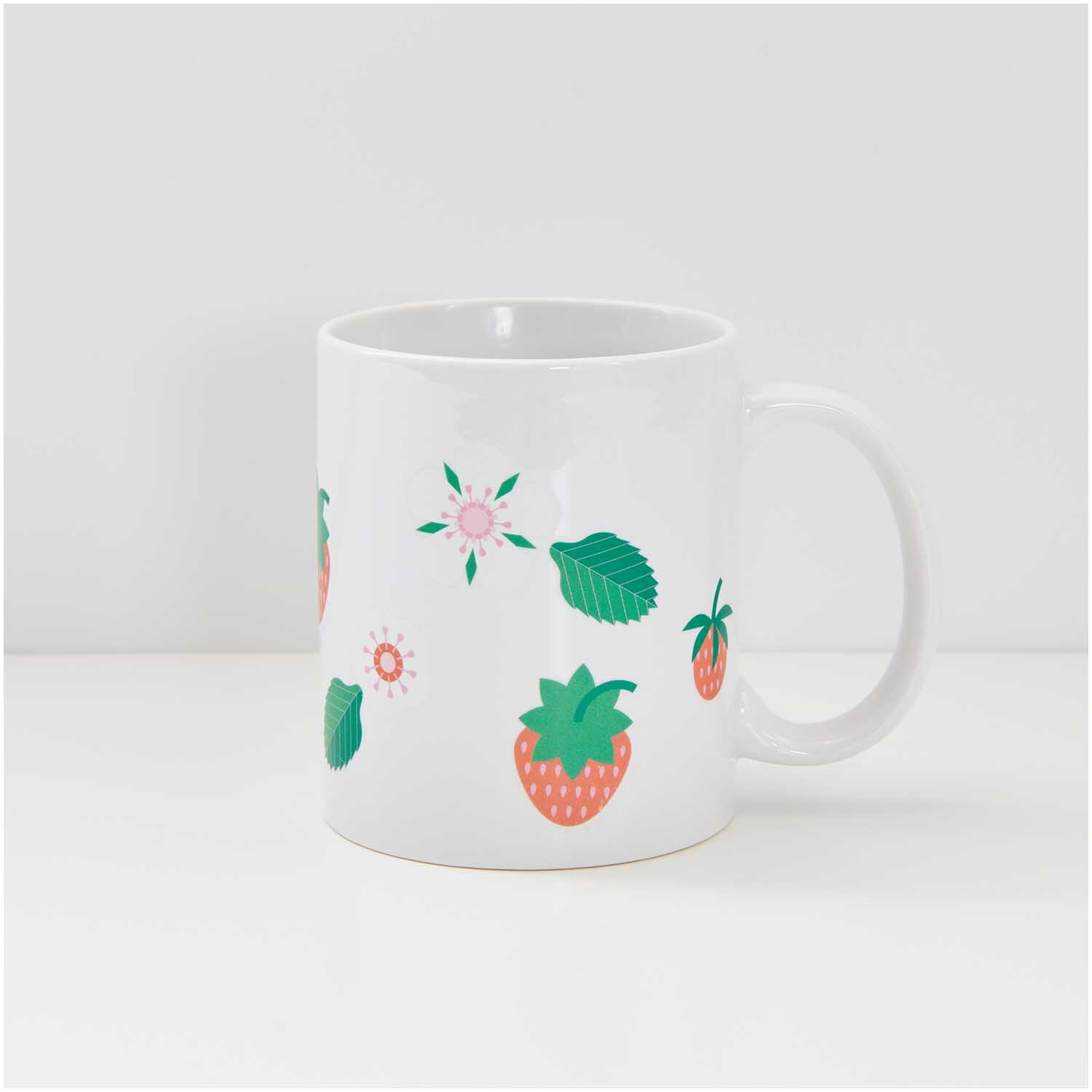 Transfermotiv Früchte & Blumen: Weiße Tasse mit bunten Früchten und Blumen von Rico Design, ideal für kreative Dekorationen.