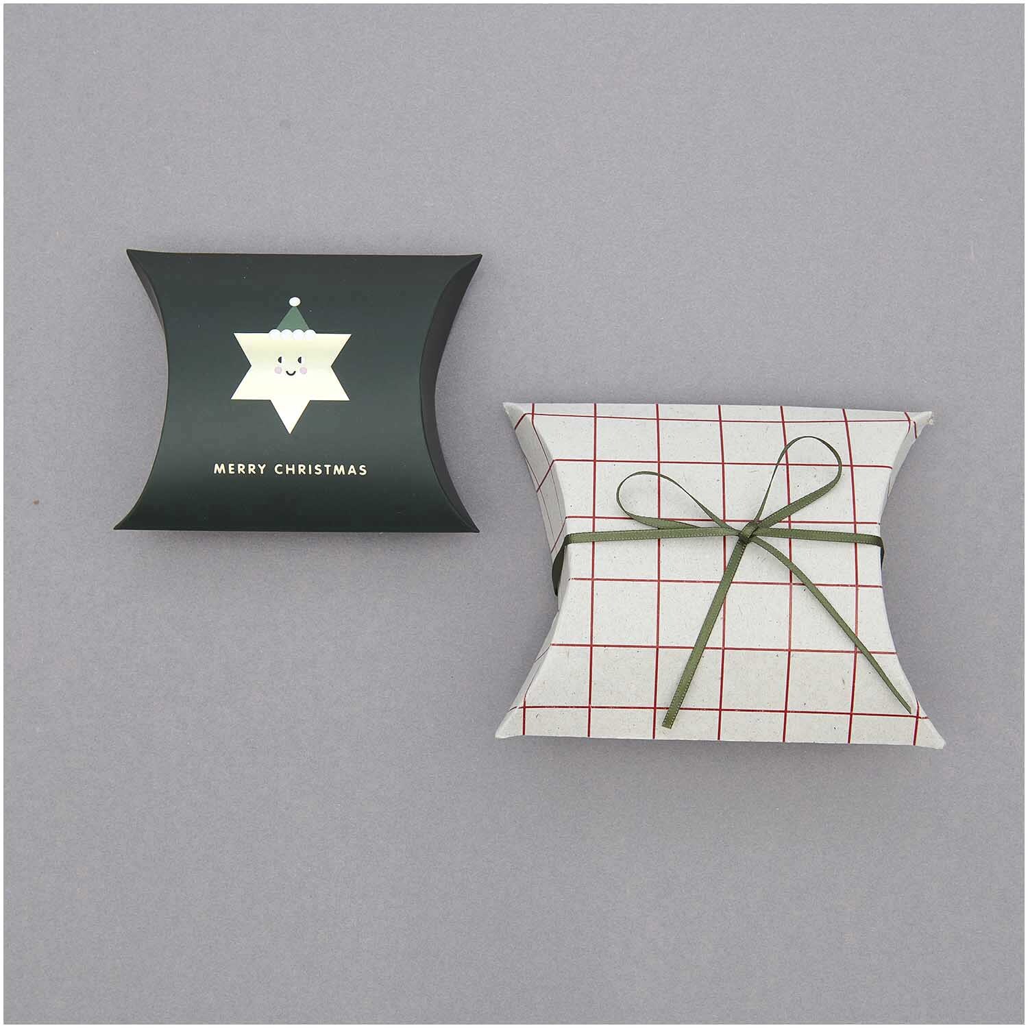Paper Poetry Satinband 3mm 3m: Zwei Geschenkboxen, eine mit olivgrünem Band, auf grauem Hintergrund.