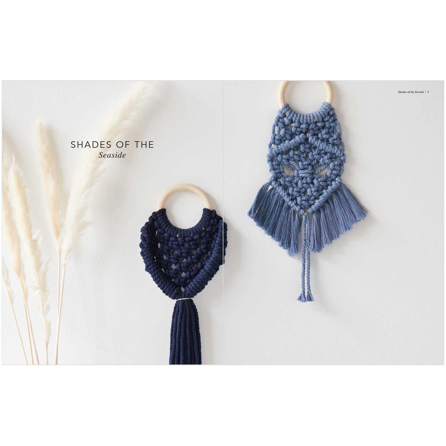 Rico Macrame von Rico Design Rico Macrame: Zwei blaue Makramee-Wandbehänge von Rico Design, kunstvoll geknüpft an Holzringen.