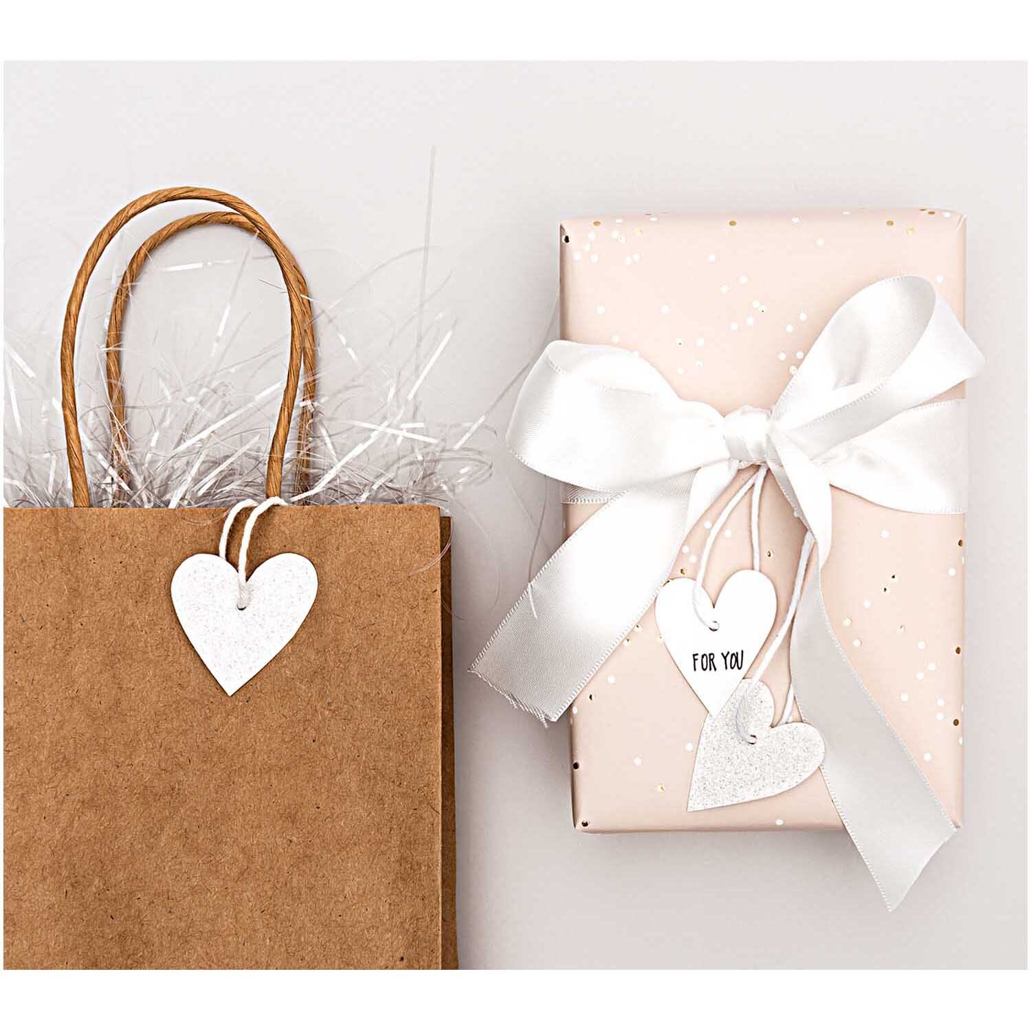Paper Poetry Papieranhänger Herzen 3x3,5cm Glitter weiß 24 Stück von Rico Design Paper Poetry Papieranhänger Herzen in Glitter-Optik schmücken ein Geschenk und eine Papiertüte. Ideal für kreative Verpackungen.