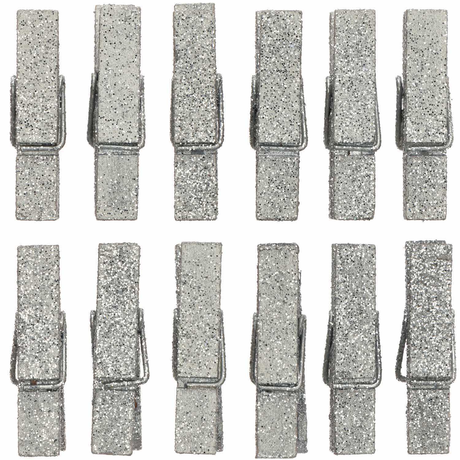 Holzklammern mit Glitter 7x35mm 12 Stück Farbe Silber von Rico Design Holzklammern mit Glitter 7x35mm, 12 Stück von Rico Design. Zwölf silberne Klammern mit funkelndem Glitzer.