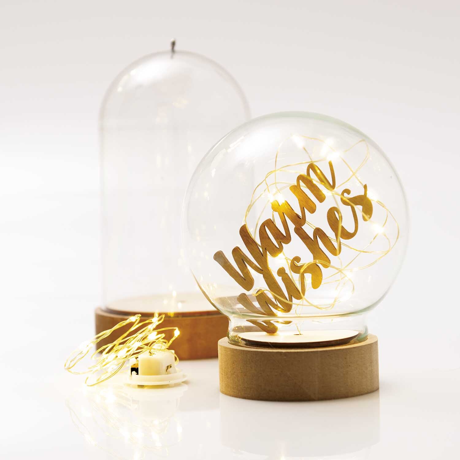 Holzdeko-Set Pilze für XL-Dekohaube 6-teilig von Rico Design Holzdeko-Set Pilze für XL-Dekohaube von Rico Design, 6-teilig. Glashauben mit Lichterketten und Schriftzug "Warm Wishes".