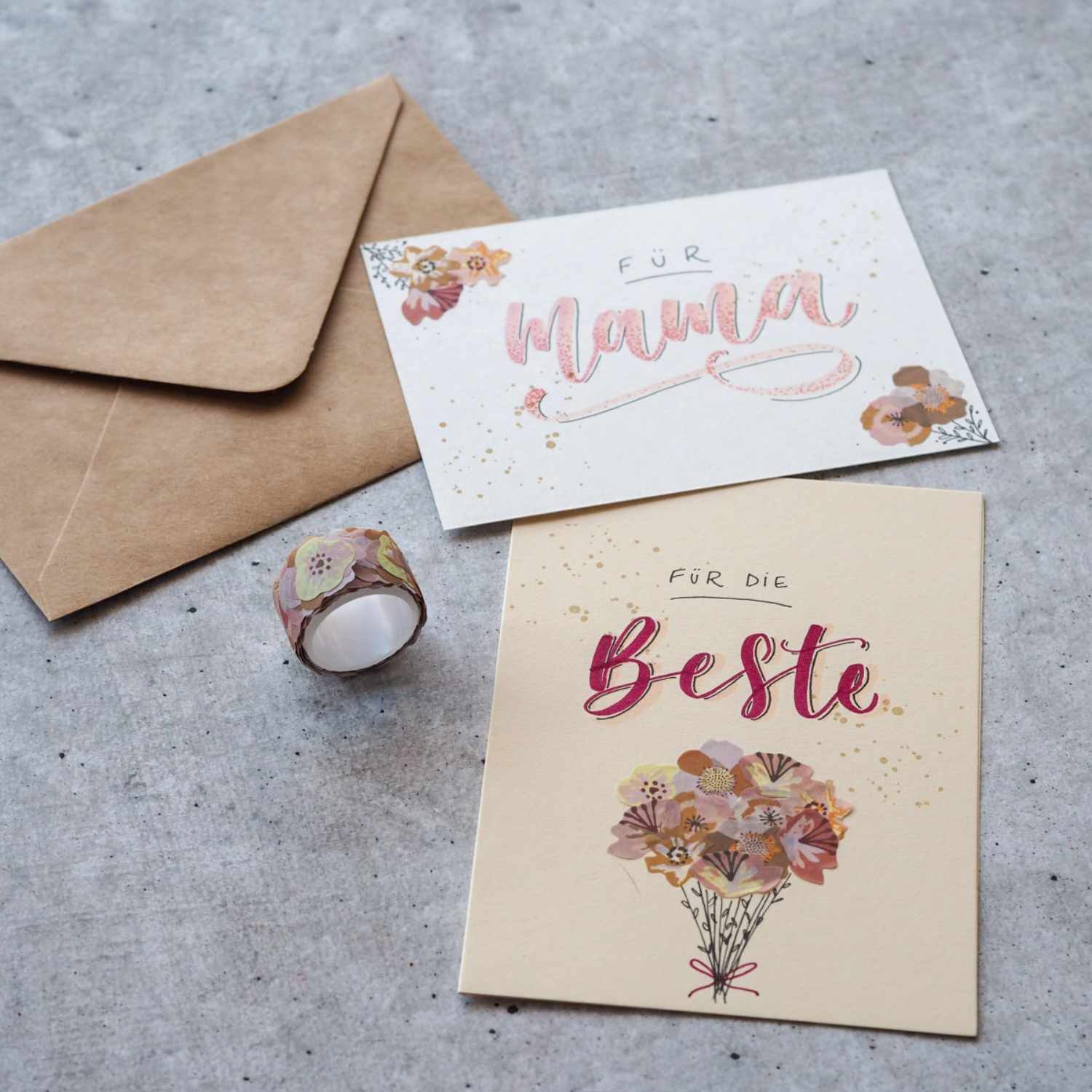 Washi Sticker Blumen 200 Stück von Rico Design Washi Sticker Blumen 200 Stück von Rico Design: Zwei Grußkarten mit floralen Designs und Umschlag.