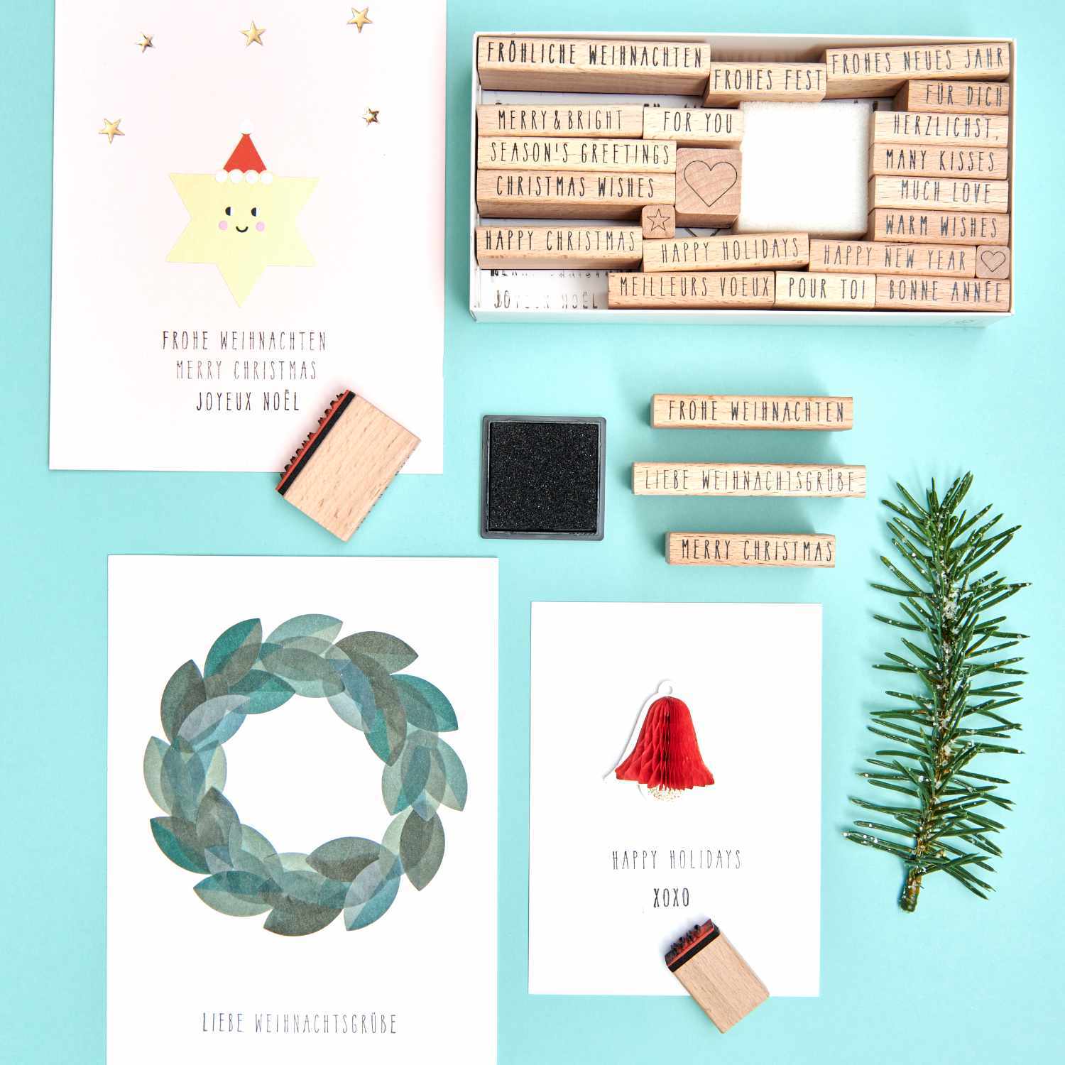 Paper Poetry XL Stempelset Merry Christmas Handwriting 27-teilig von Rico Design Paper Poetry XL Stempelset Merry Christmas Handwriting, 27-teilig, mit festlichen Motiven und Zubehör auf blauem Hintergrund.