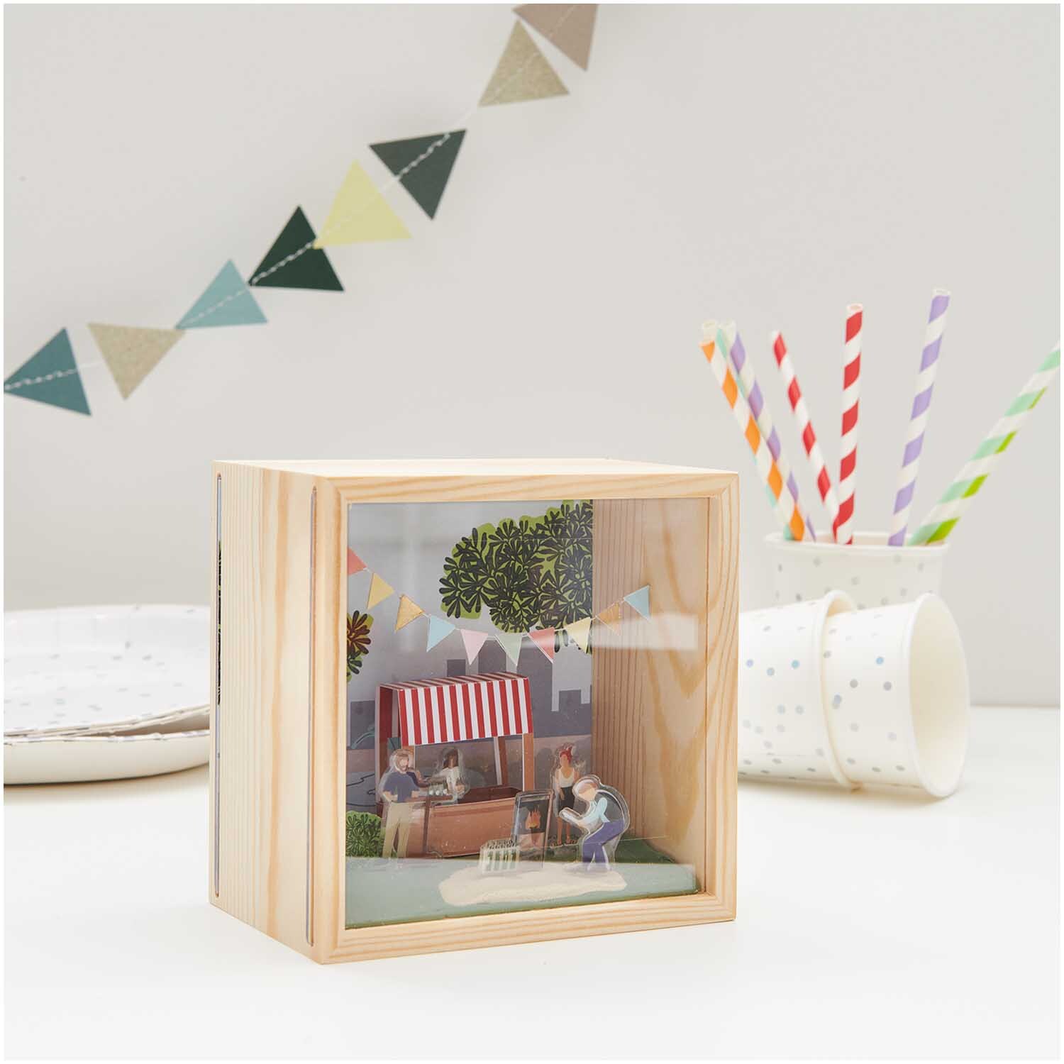 Figurico Objektkasten mit 2 Acrylscheiben Größe 13x13x8cm von Rico Design Figurico Objektkasten mit 2 Acrylscheiben zeigt eine Miniaturmarktszene in einem Holzkasten.