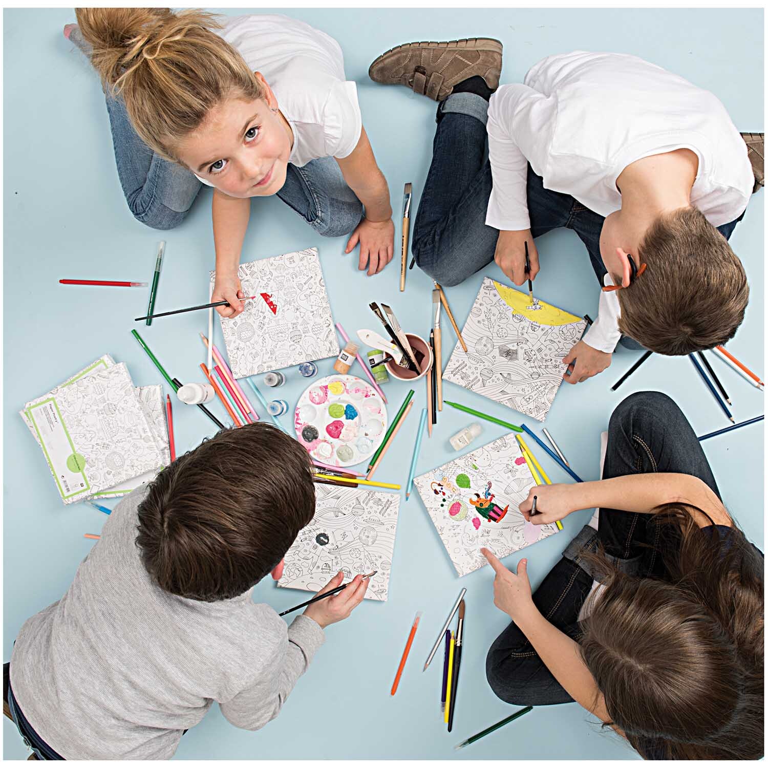 Paper Poetry Filzstifte 2,5mm 12 Stück von Rico Design Paper Poetry Filzstifte 2,5mm 12 Stück: Kinder malen mit bunten Stiften von Rico Design auf Malbüchern.
