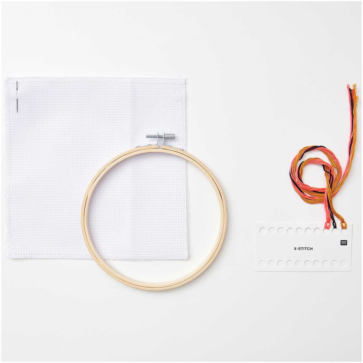 Paquet de broderie image de naissance cœur from Rico Design Stickpackung Geburtsbild Herz von Rico Design zeigt Stickrahmen, Stoff, Fäden und Anleitung auf weißem Hintergrund.