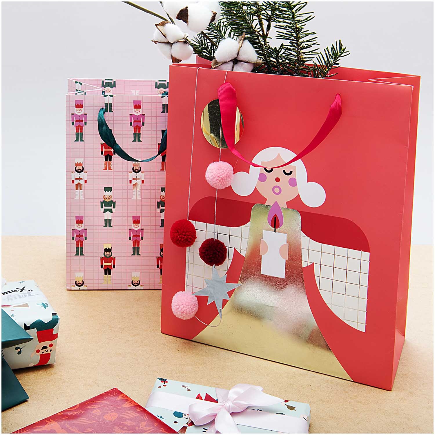 Paper Poetry Geschenktüte Engel rot 26x32x12cm von Rico Design Paper Poetry Geschenktüte mit Engelmotiv, ideal für festliche Anlässe, dekoriert mit Pompons.