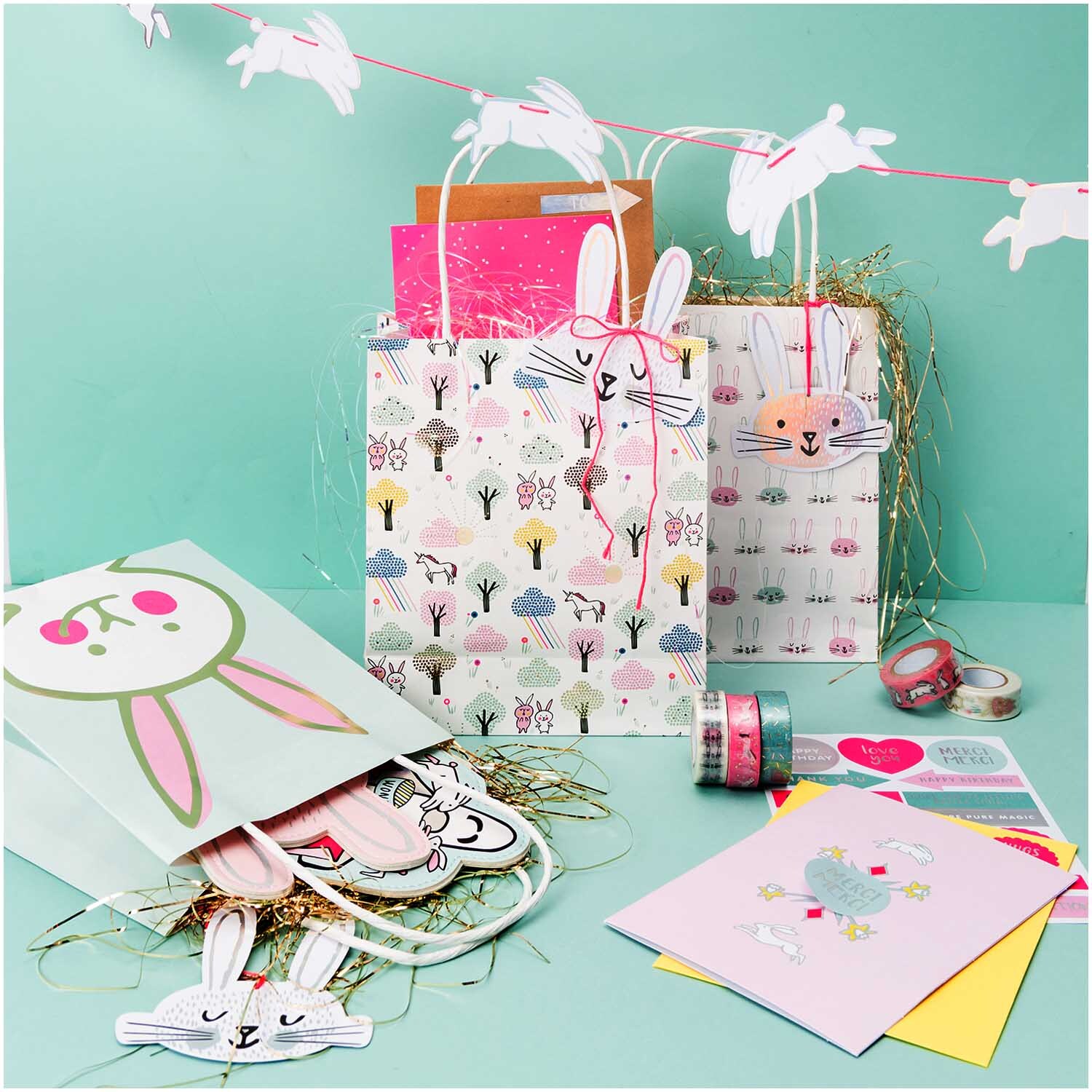 Paper Poetry Grußkartenset Wonderland Hasengesicht von Rico Design Paper Poetry Füllmaterial Flitter 20g: Bunte Geschenktüten und Karten mit Hasenmotiven, dekoriert mit Tape und Anhängern. Ideal für kreative Geschenkideen.