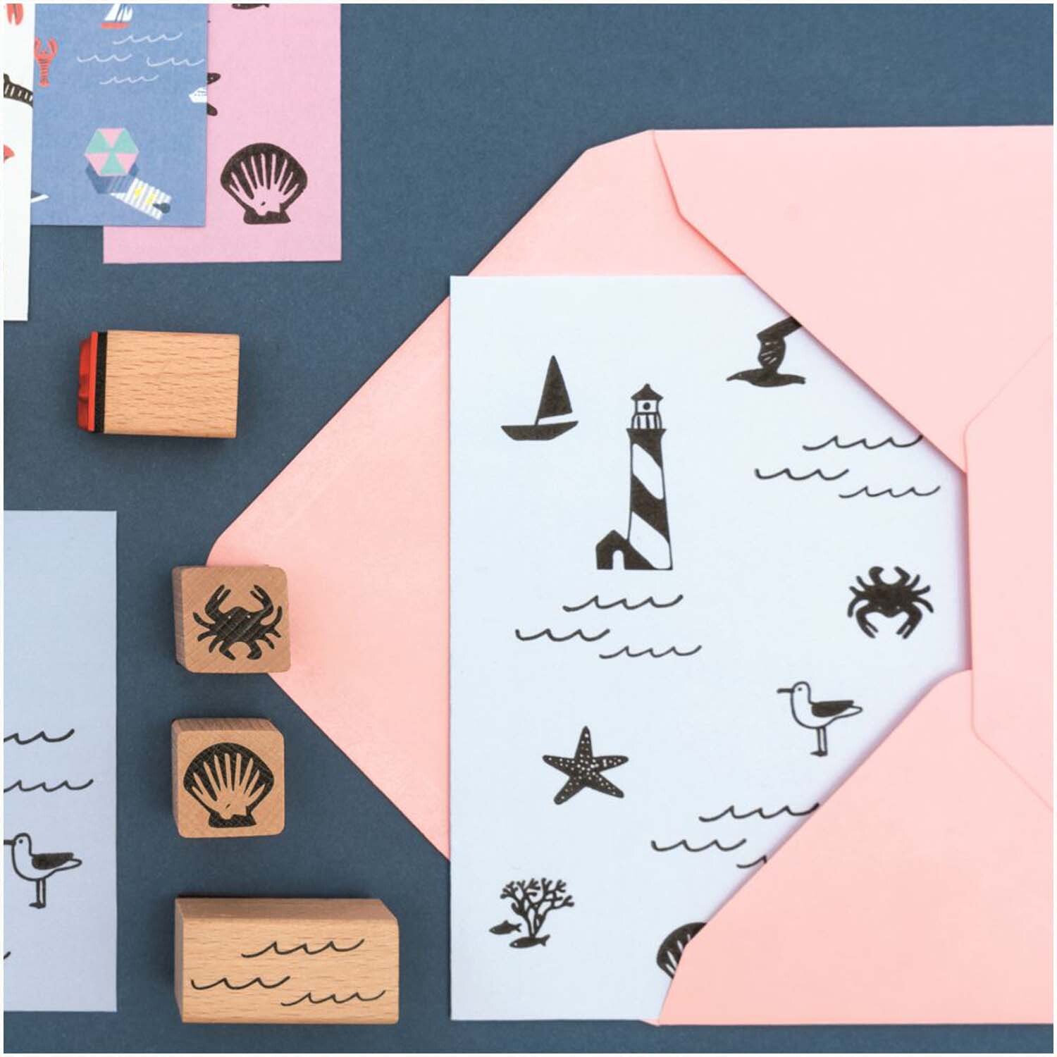 Paper Poetry Stempelset Maritim 11-teilig von Rico Design Paper Poetry Stempelset Maritim: Kreatives Set mit maritimen Motiven wie Leuchtturm und Krabbe, ideal für Bastelprojekte.