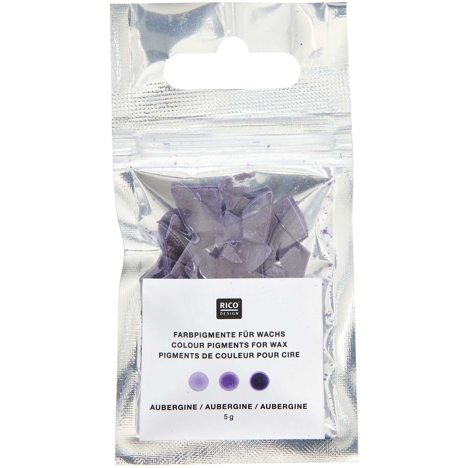 Kerzenfarbe 5g von Rico Design in Aubergine, verpackt in einer transparenten Tüte mit Etikett. Ideal für kreative Wachsgestaltung.