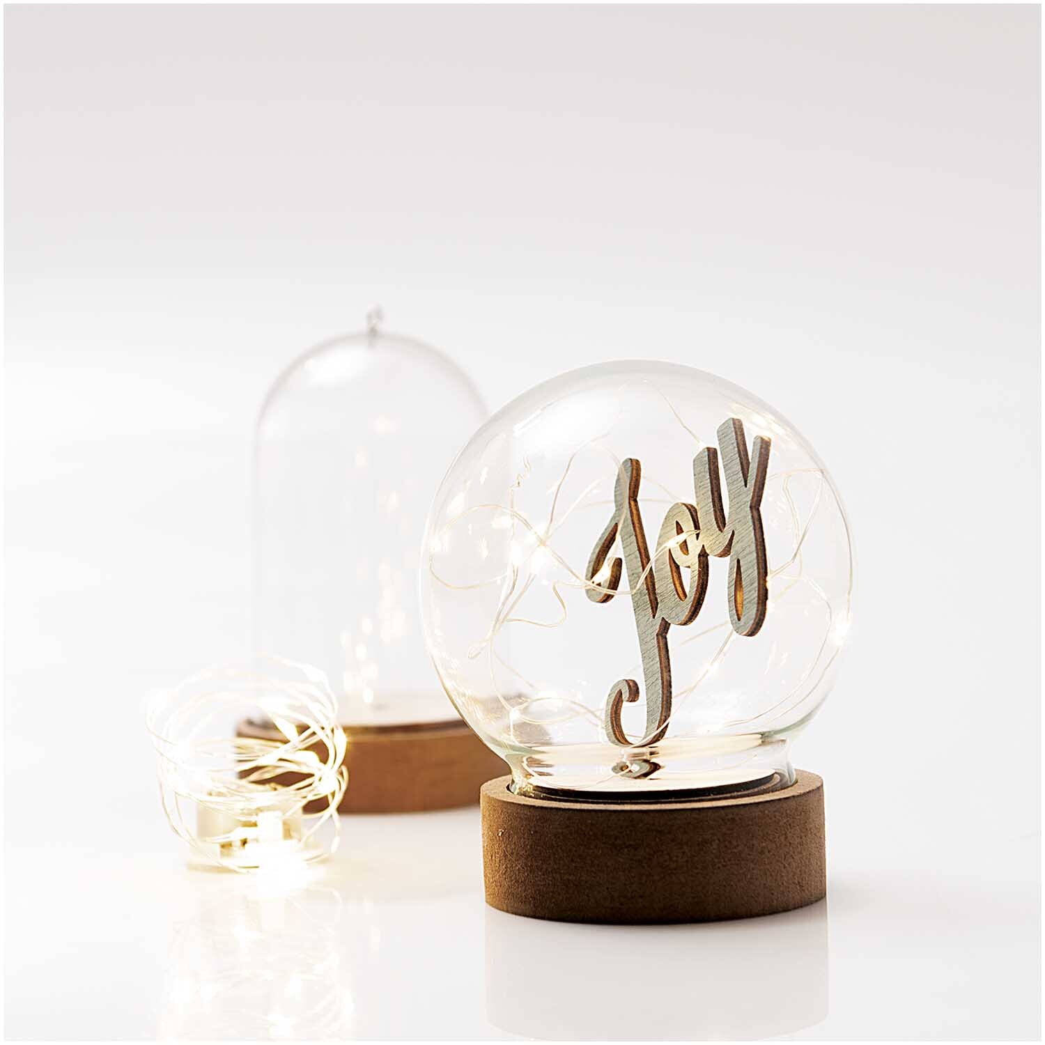 LED-Lichterkette für Dekohaube silber 1,50m 15 Lichter von Rico Design LED-Lichterkette für Dekohaube silber 1,50m 15 Lichter, elegant in Glaskugel mit Holzsockel.