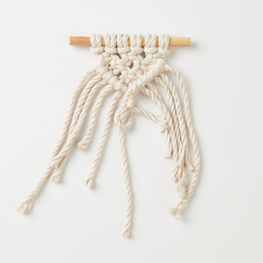 Macramé Set Tenture murale 13x13cm from Rico Design Makramee Set Wandbehang von Rico Design, cremefarben, mit Holzstab, dekorativer Knotenstil, 13x13cm.