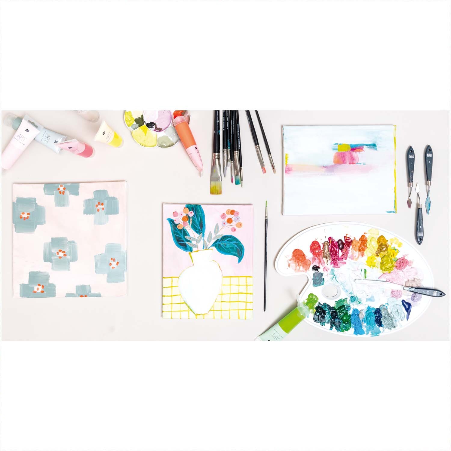 ART Künstler Acrylfarben-Set Basic 12x12ml von Rico Design ART Künstler Acrylfarben-Set Basic: Kreatives Arrangement mit Pinseln, Farbpalette und Leinwänden. Ideal für vielseitige Kunstprojekte.