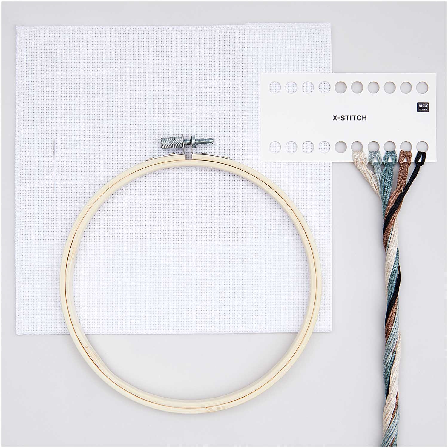 Stickpackung Möwe Bild Ø 15cm zeigt einen Stickrahmen mit Garnen und Stoff von Rico Design. Ideal für kreative Handarbeiten.