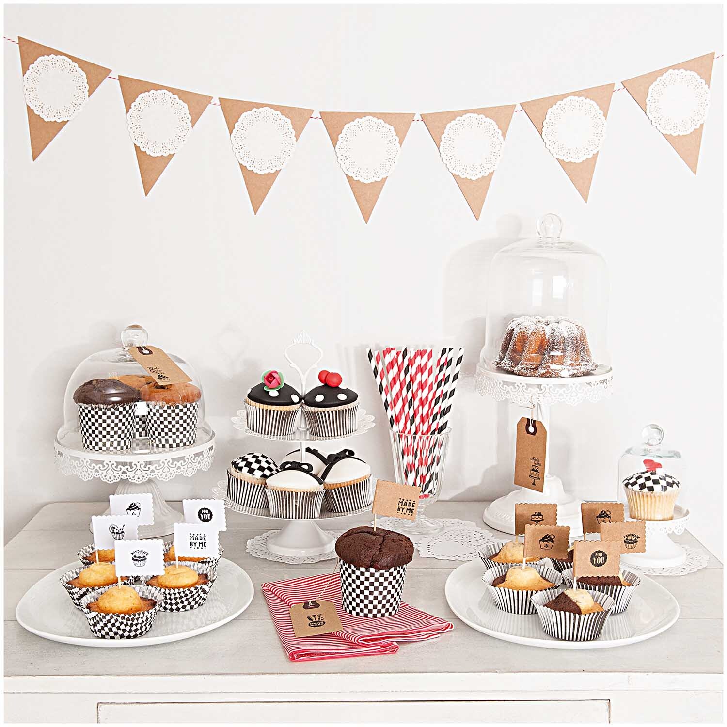 Paper Poetry Geschenkanhänger 9x4,5cm 9 Stück Kraftpapier von Rico Design Paper Poetry Geschenkanhänger aus Kraftpapier dekorieren eine festliche Kuchentafel mit Muffins und Kuchen unter Glasglocken.